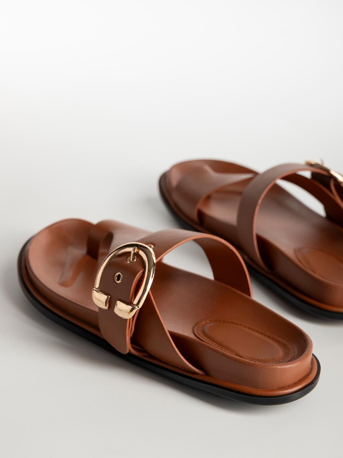 Γυναικεία flat σανδάλια με toering & αγκράφα