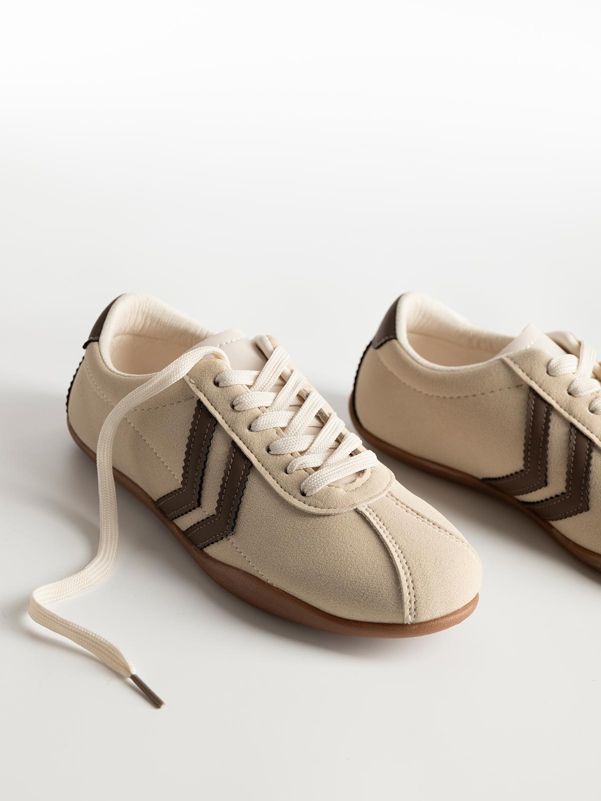 Basic sneakers με κορδόνια