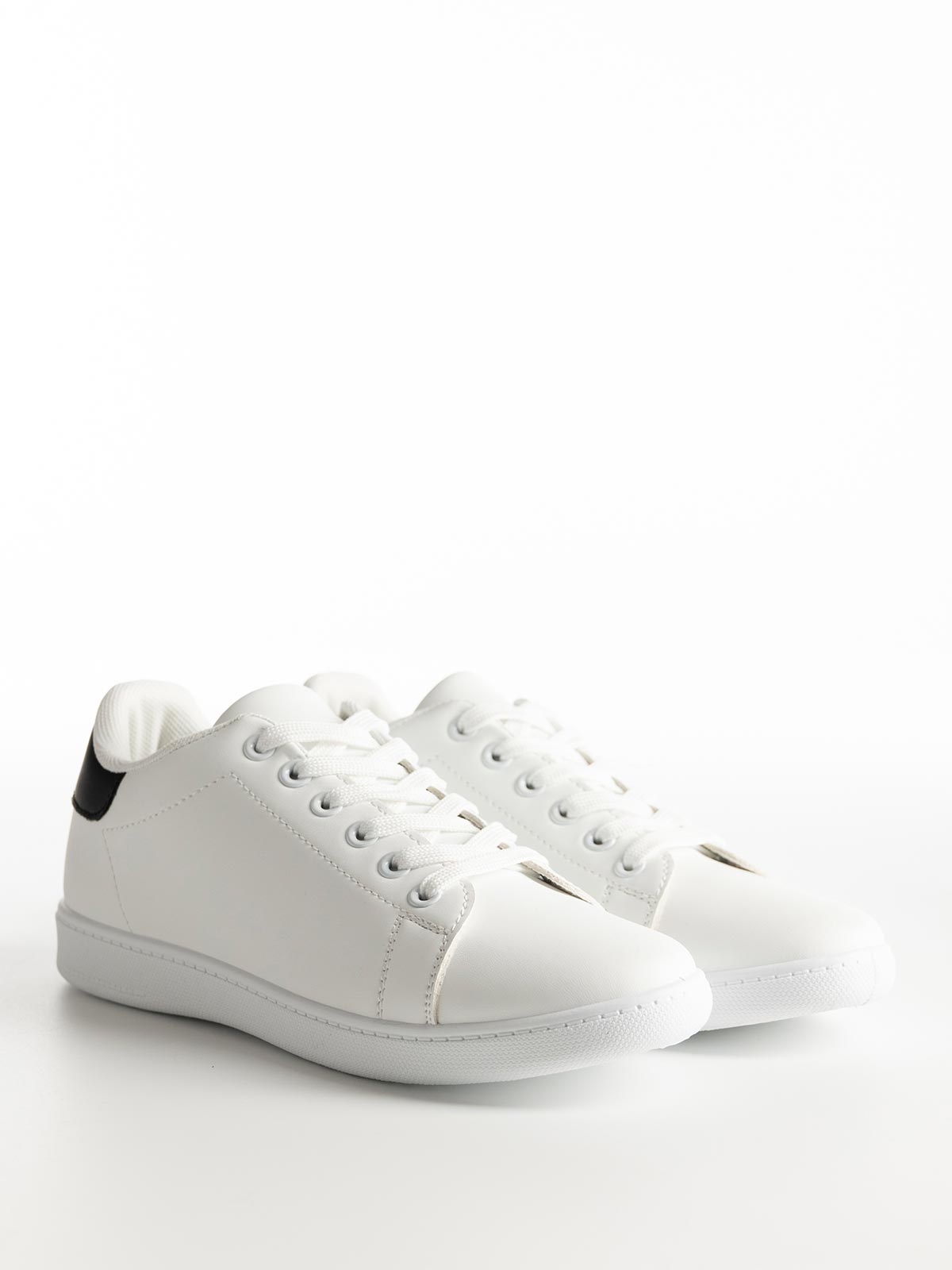 Basic sneakers με κορδόνια