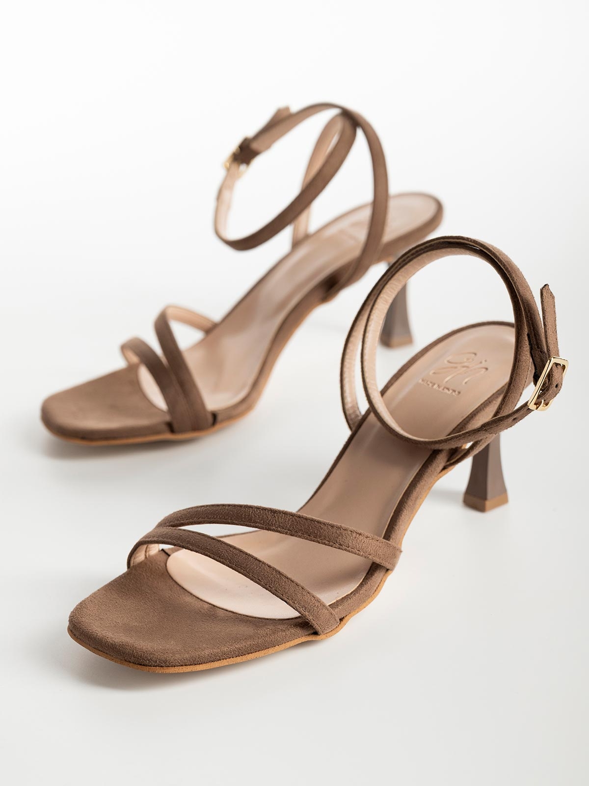 Πέδιλα Gin suede με λεπτό τακούνι