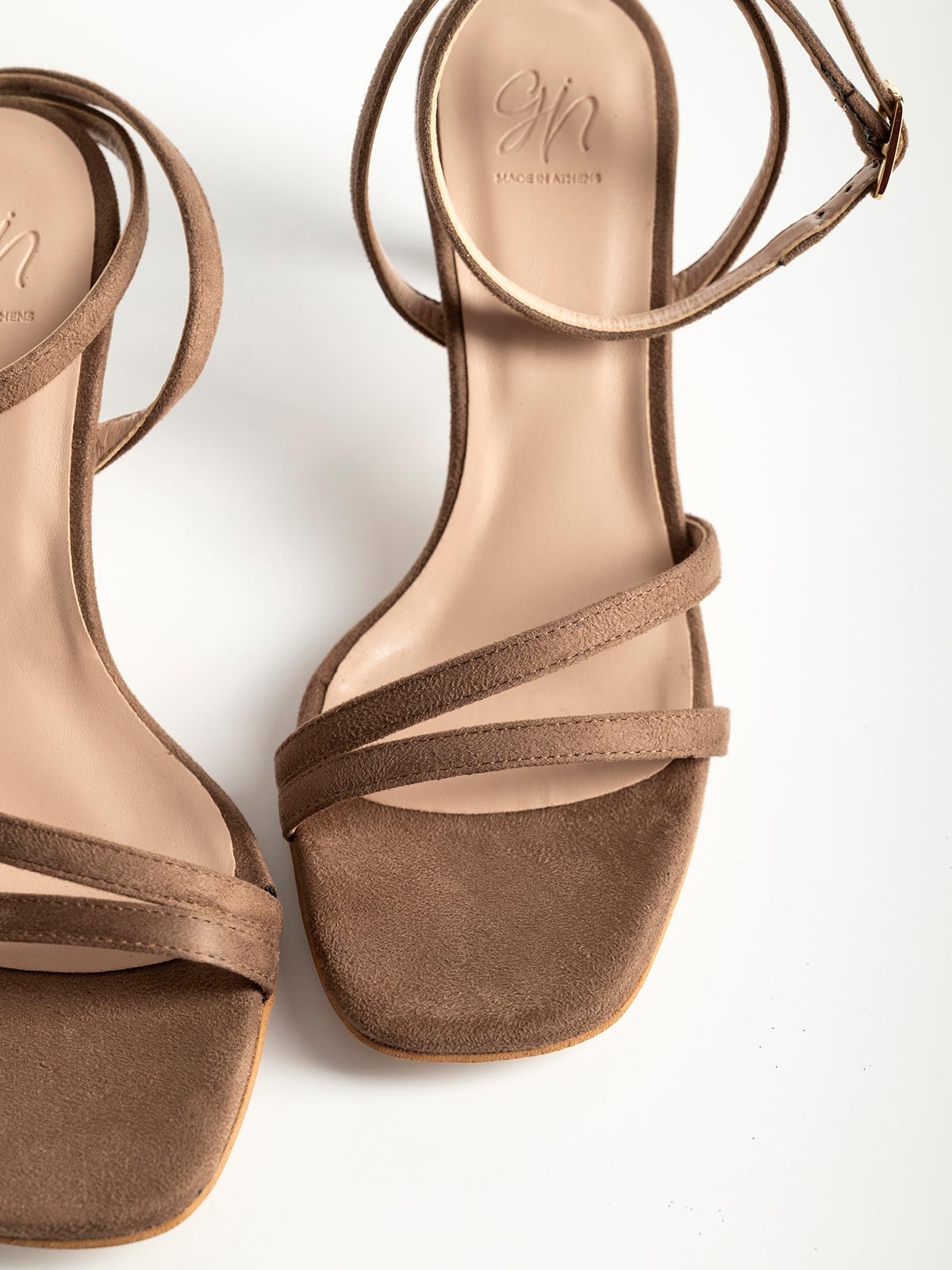 Πέδιλα Gin suede με λεπτό τακούνι