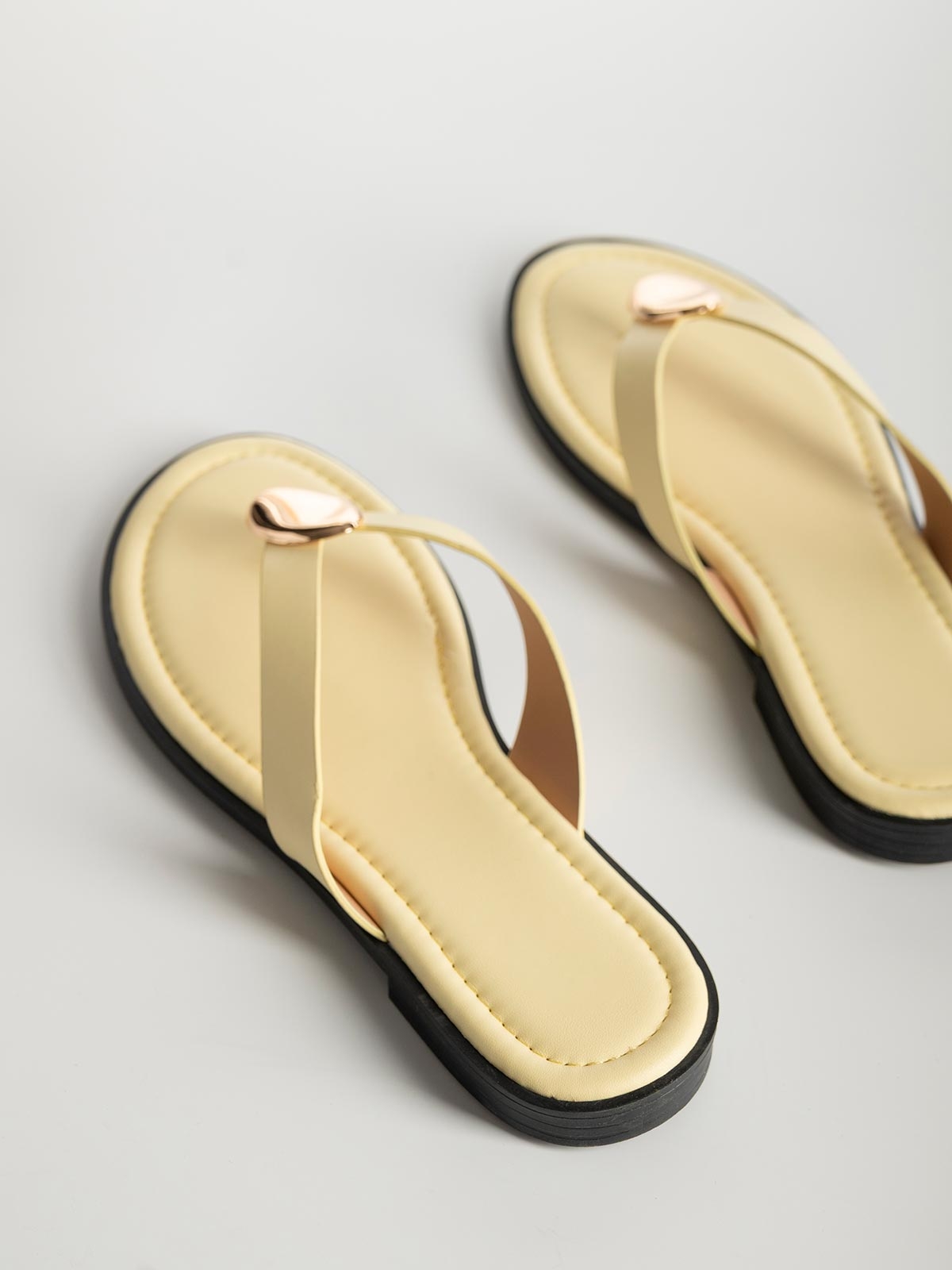 Flat σανδάλια με δίχαλο