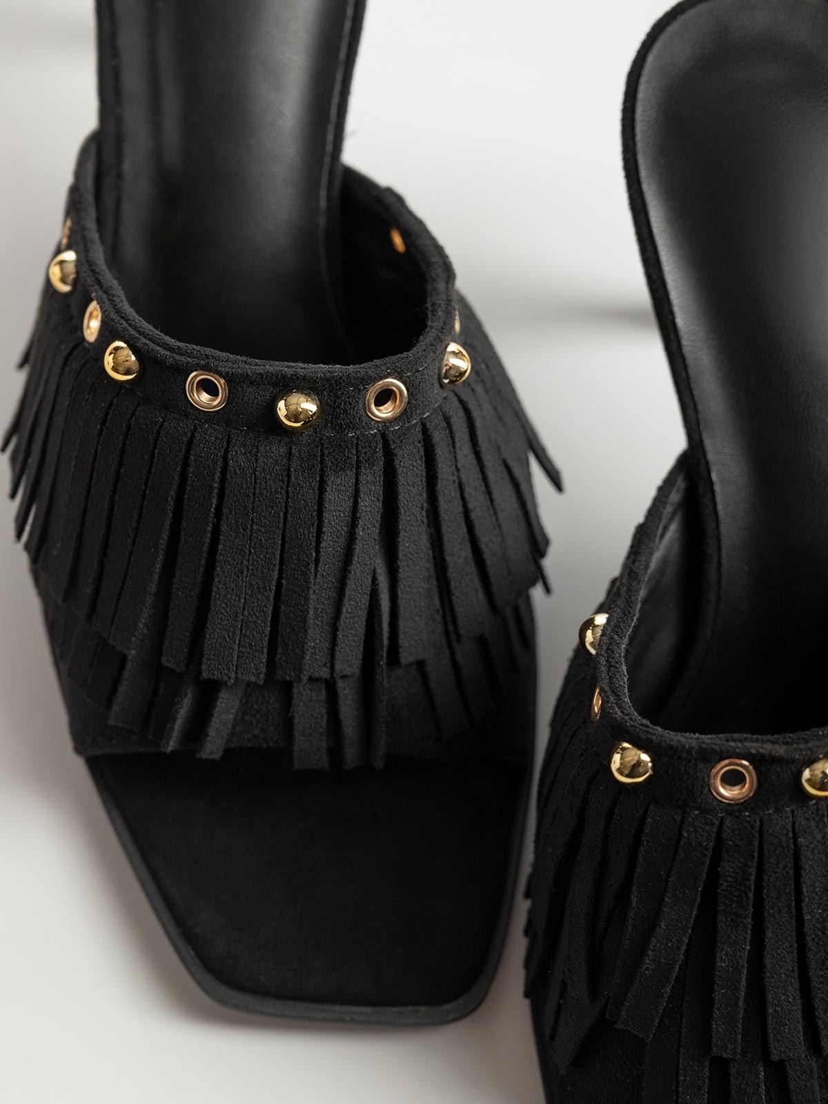 Mules suede με φάσα με κρόσια & λεπτό τακούνι