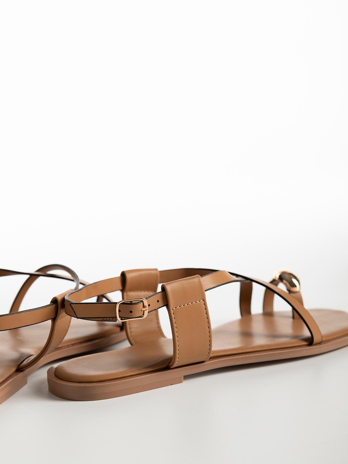 Σανδάλια με χιαστί λουράκια & toe ring