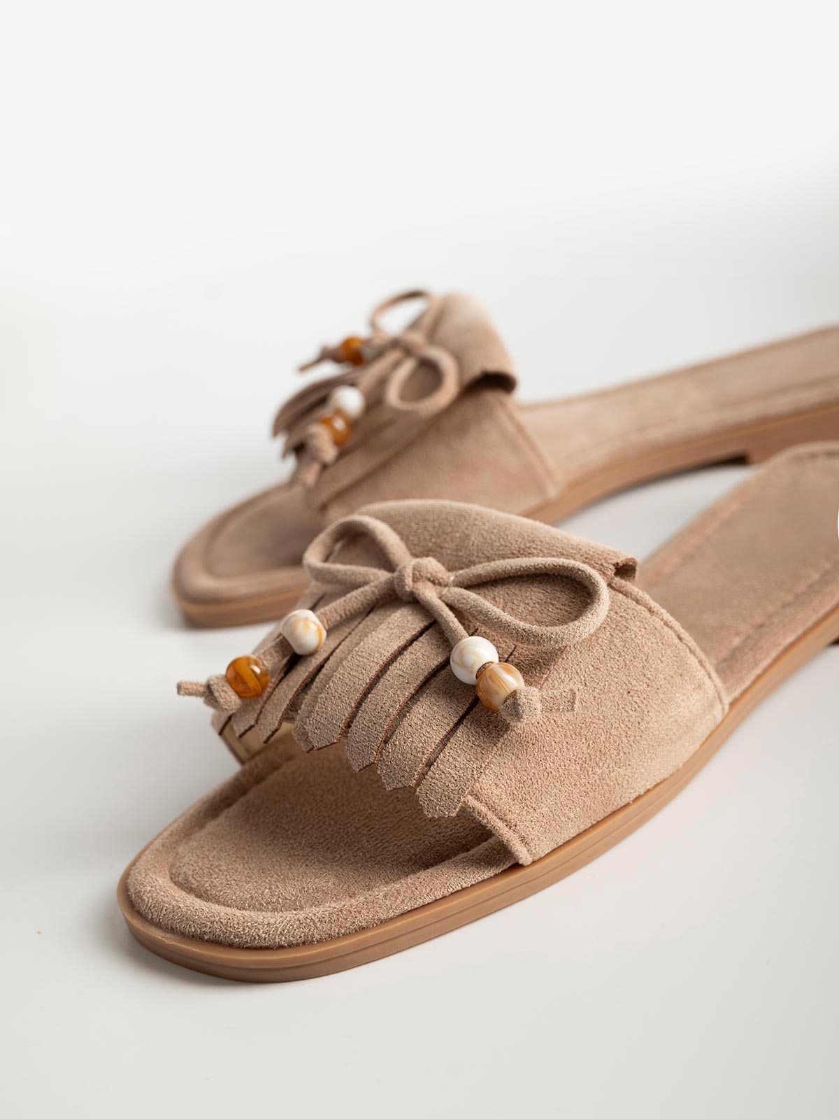 Flat σανδάλια suede με κρόσια