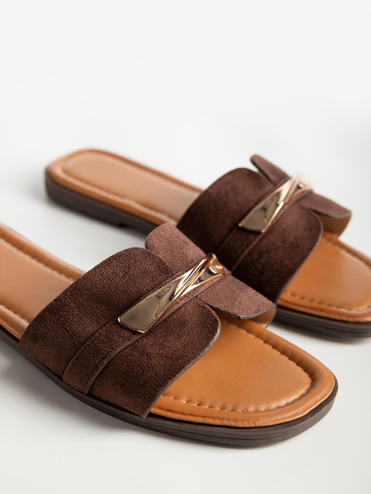 Flat σανδάλια suede με φάσα