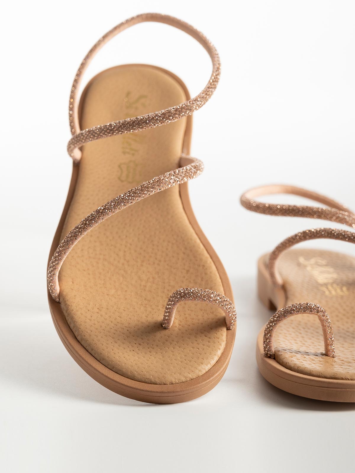 Σανδάλια με strass λουράκια & toe ring