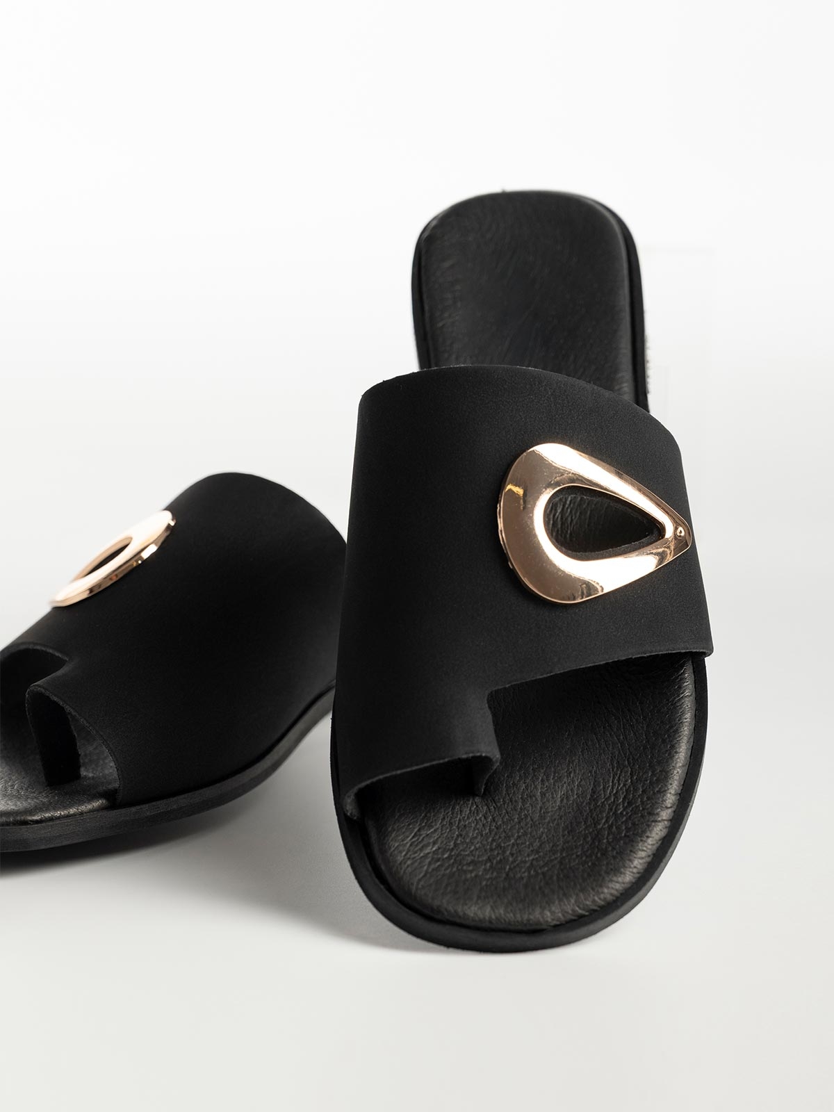 Flat σανδάλια με φάσα & toe ring