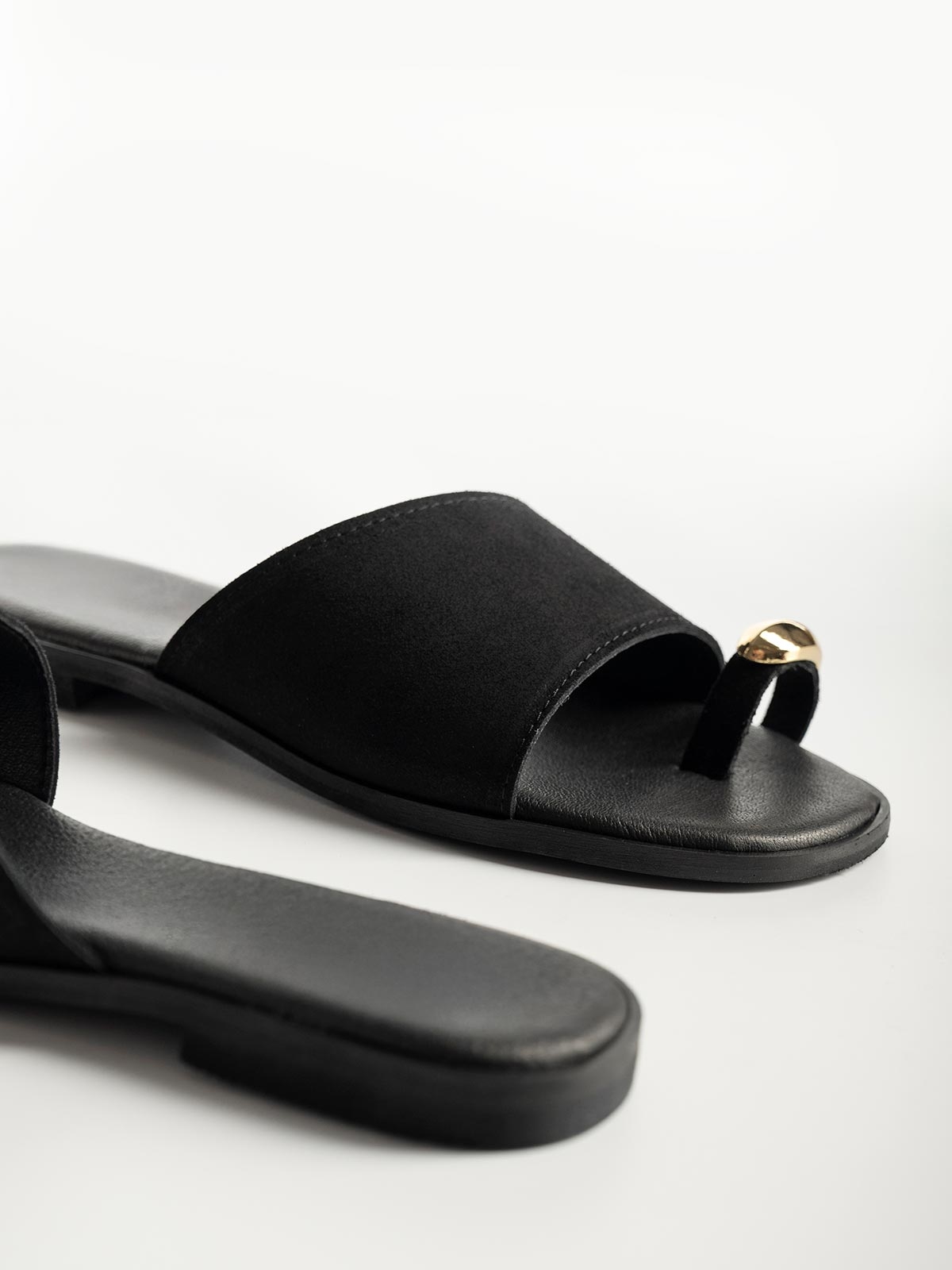 Flat σανδάλια suede με φάσα & toe ring