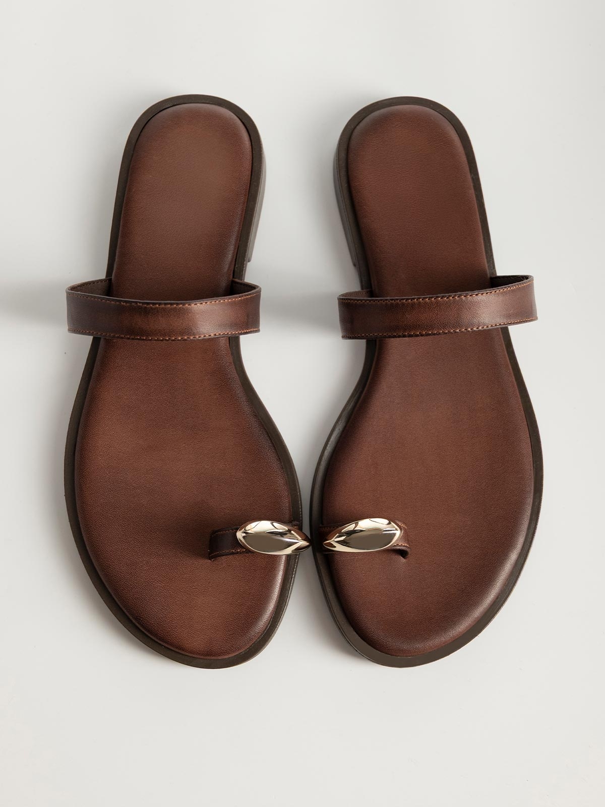 Σανδάλια με δερμάτινο πάτο & toe ring