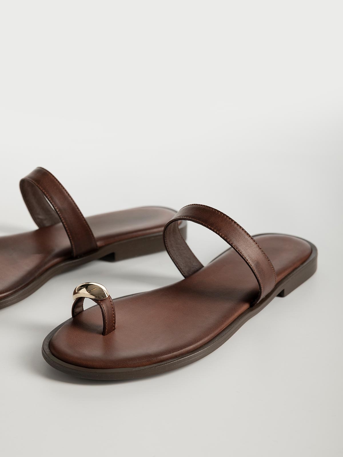 Σανδάλια με δερμάτινο πάτο & toe ring