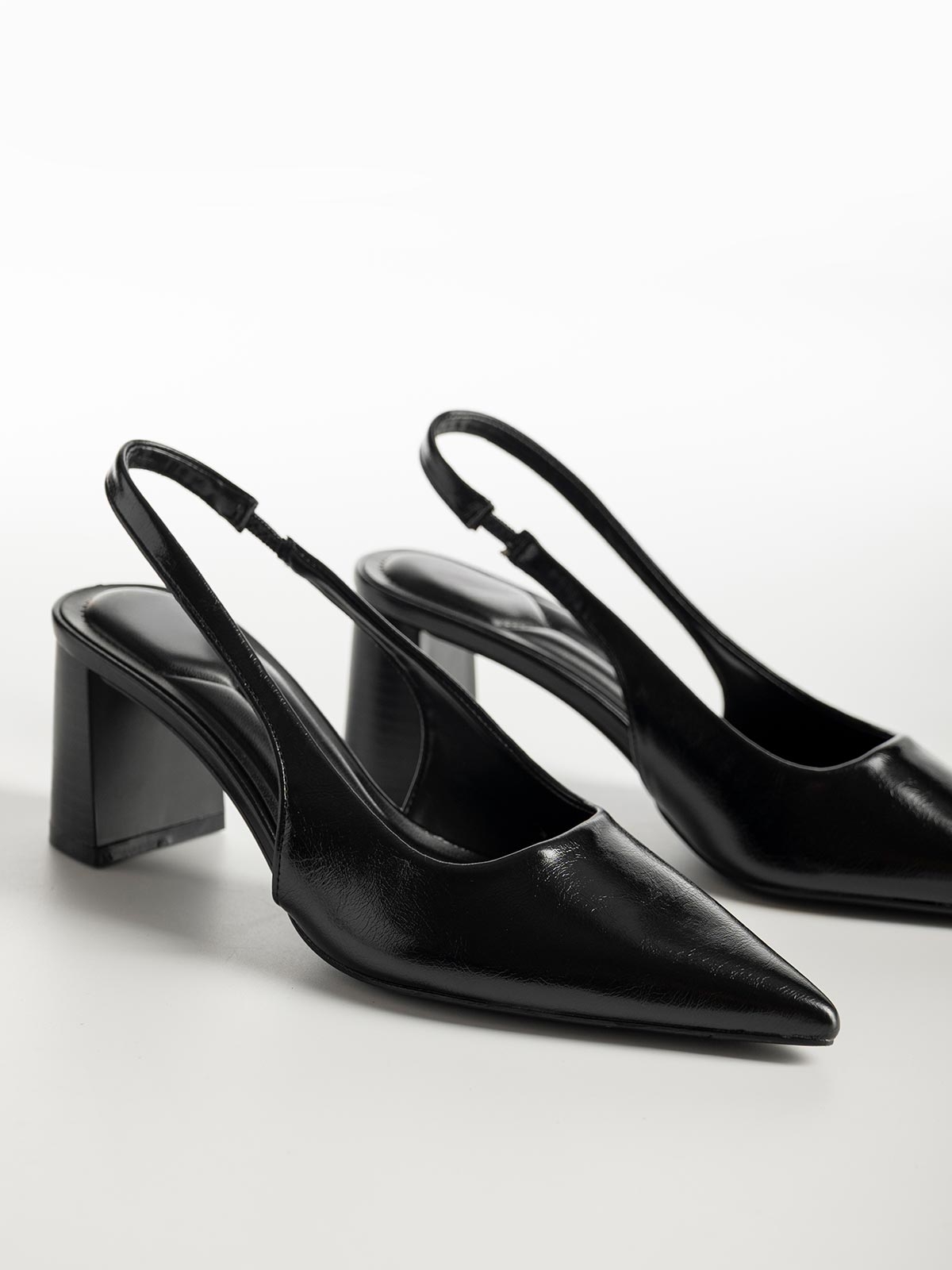 Μυτερές γόβες openheel με χοντρό τακούνι σε όψη ξύλου