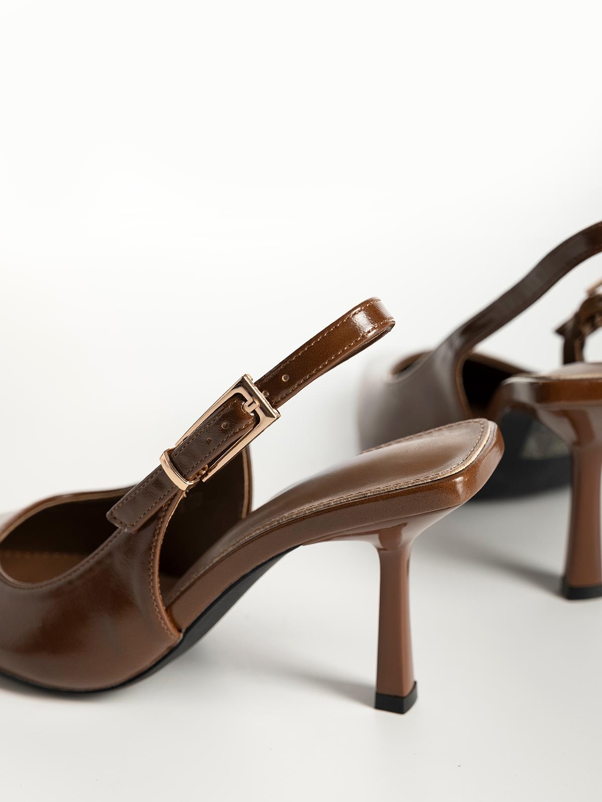 Μυτερές γόβες slingback με λεπτό τακούνι
