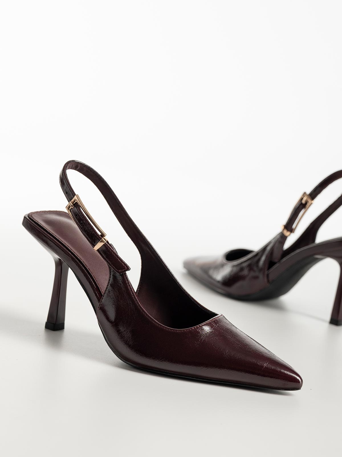 Μυτερές γόβες slingback με λεπτό τακούνι