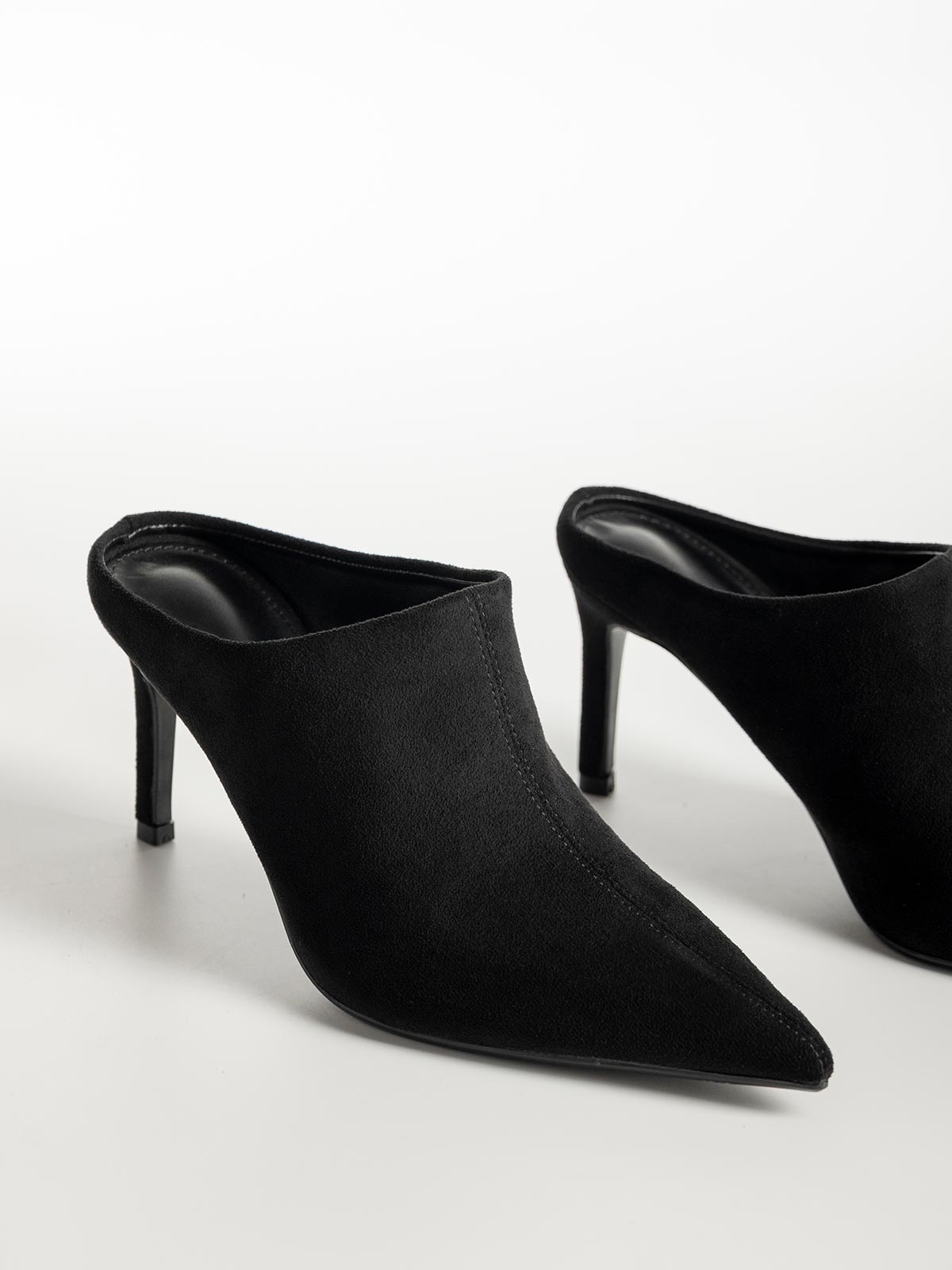 Μυτερά mules suede με λεπτό τακούνι