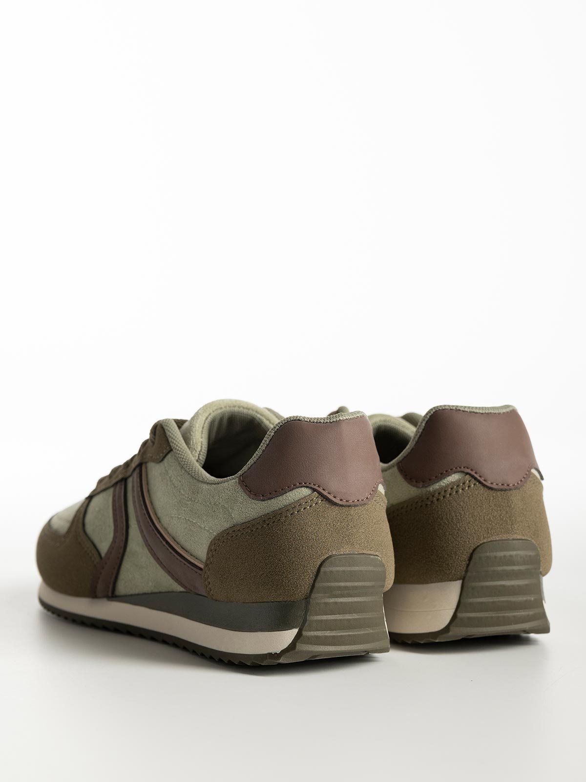 Sneakers suede