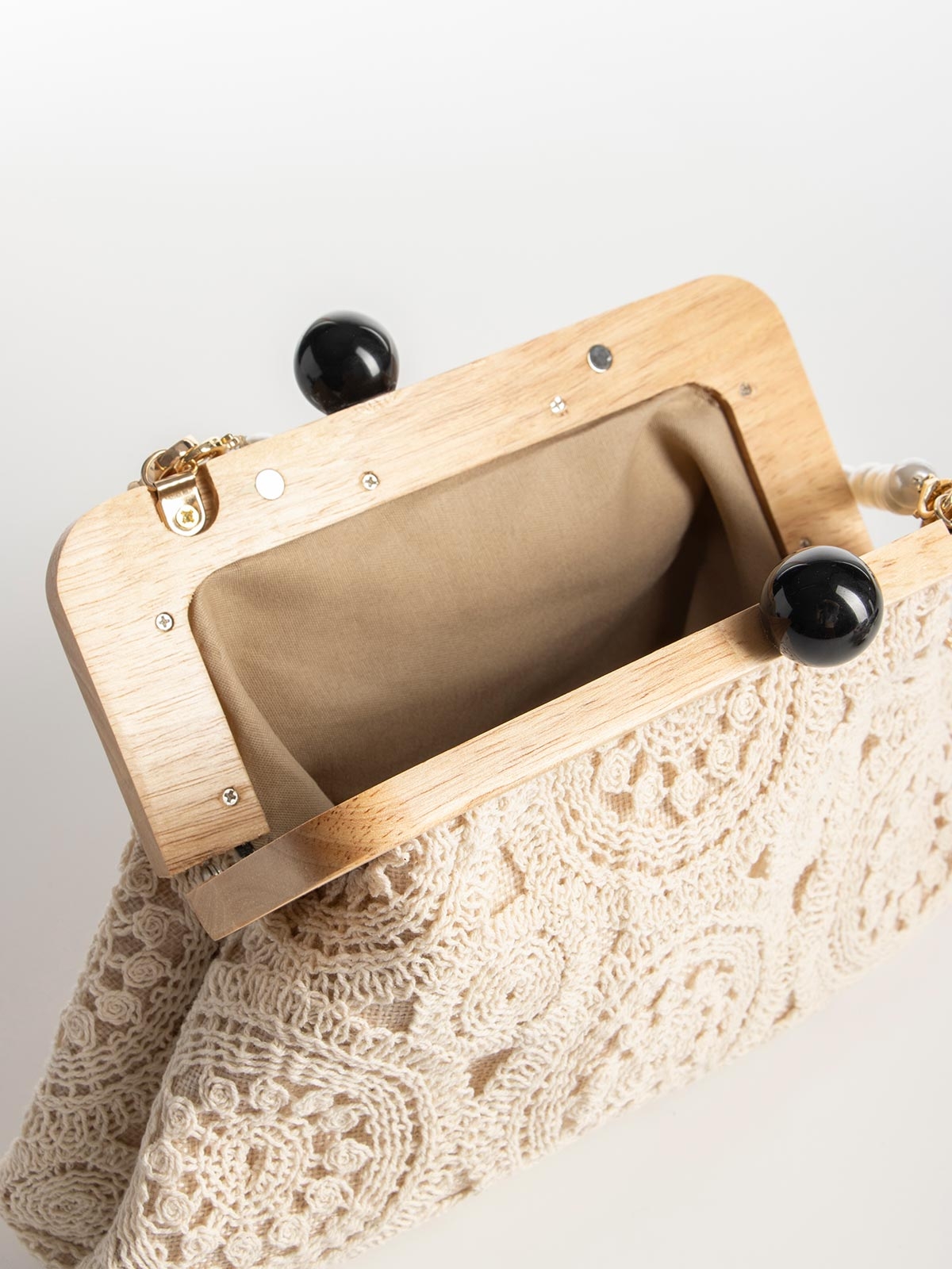 Τσαντάκι clutch με κέντημα & χιαστί αλυσίδα