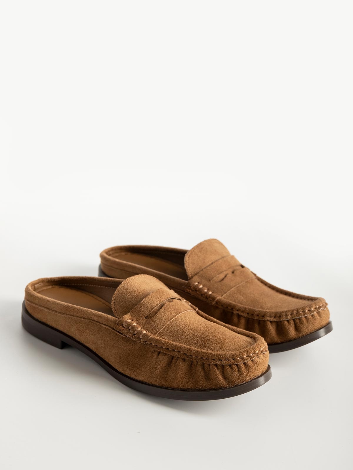 Suede mules με διακοσμητική φάσα
