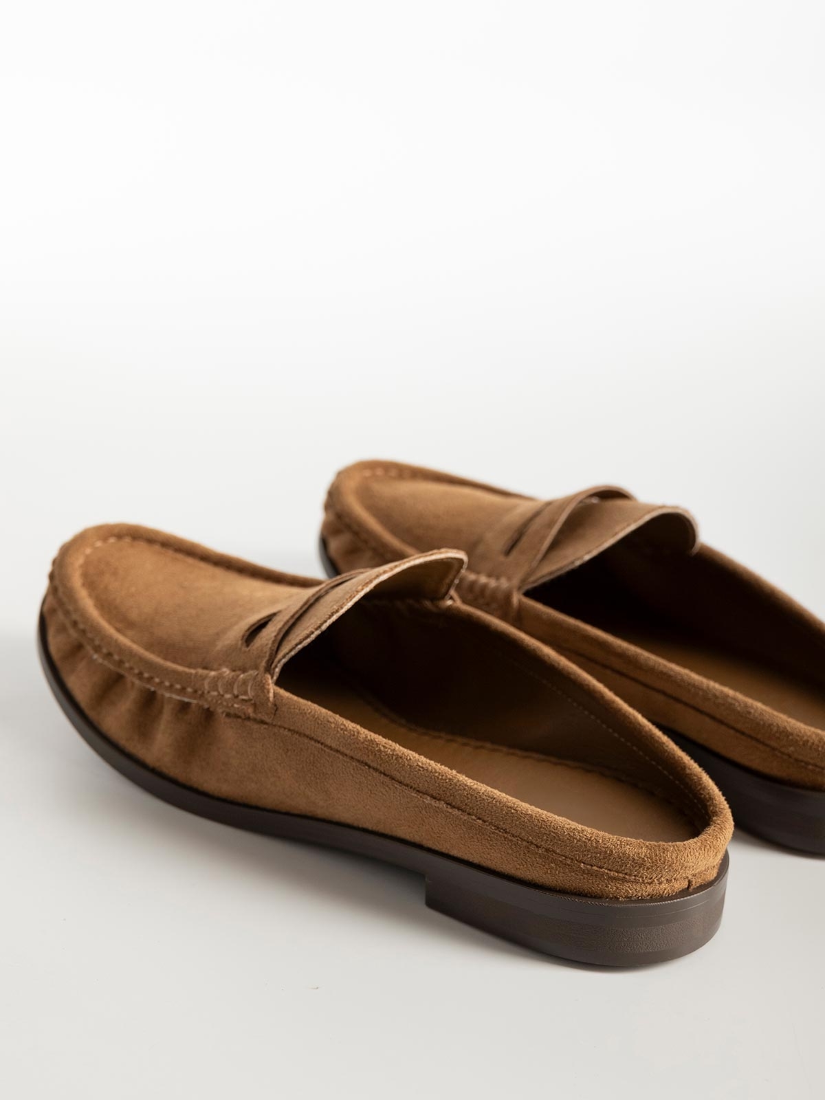 Suede mules με διακοσμητική φάσα
