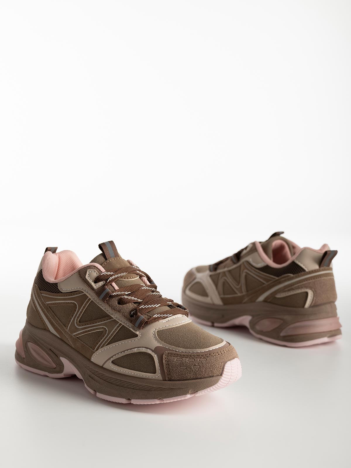 Sneakers με συνδυασμό υλικών & ανάγλυφη σόλα