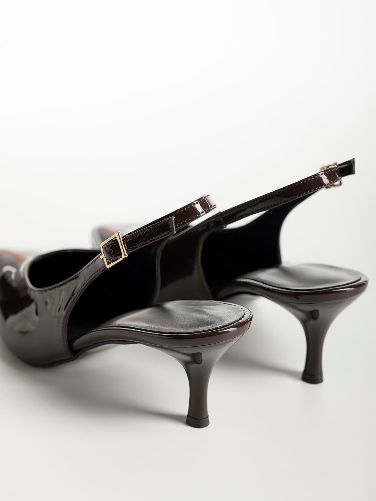Γόβες slingback λουστρίνι με λεπτό τακούνι