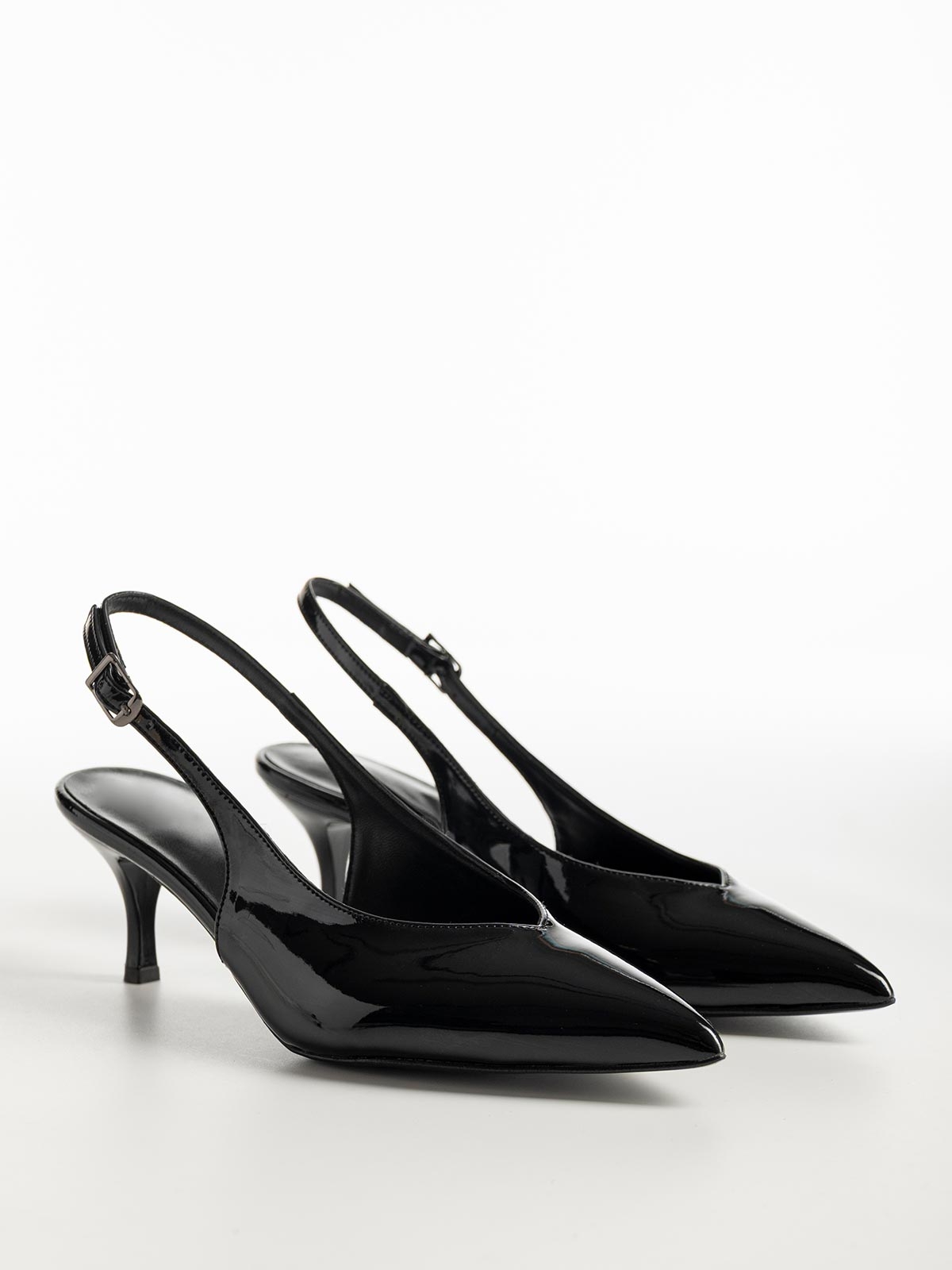 Γόβες slingback λουστρίνι με λεπτό τακούνι