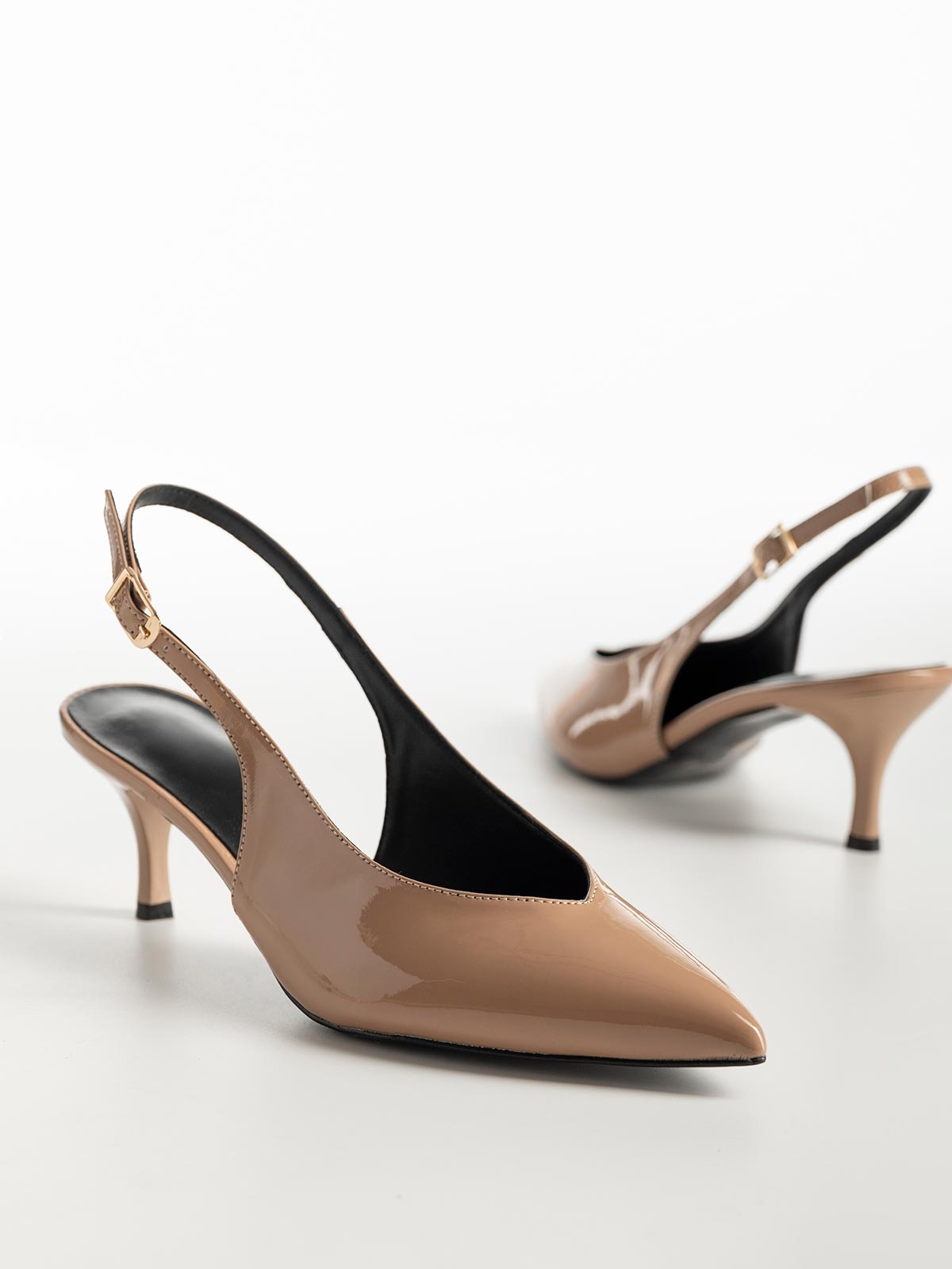 Γόβες slingback λουστρίνι με λεπτό τακούνι