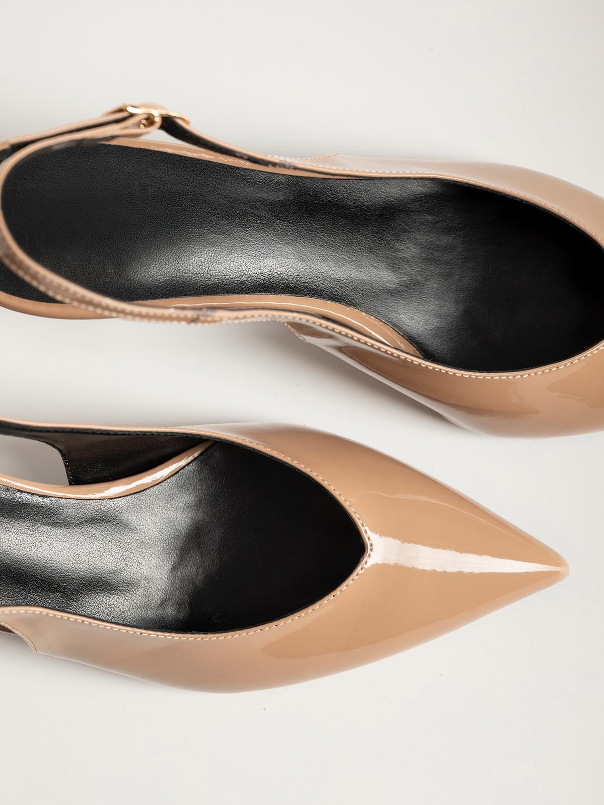Γόβες slingback λουστρίνι με λεπτό τακούνι