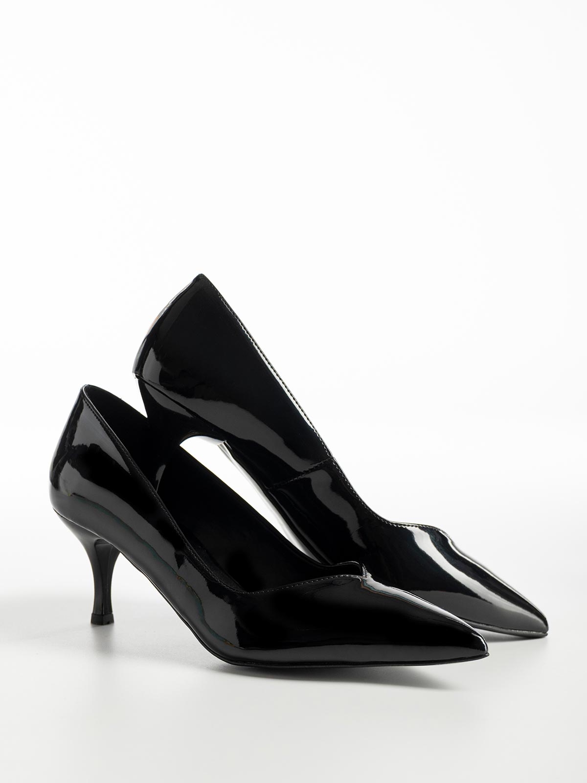 Γόβες λουστρίνι με μυτερή μύτη & kitten heel