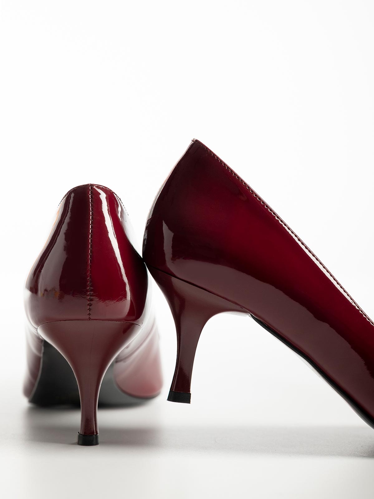 Γόβες λουστρίνι με μυτερή μύτη & kitten heel