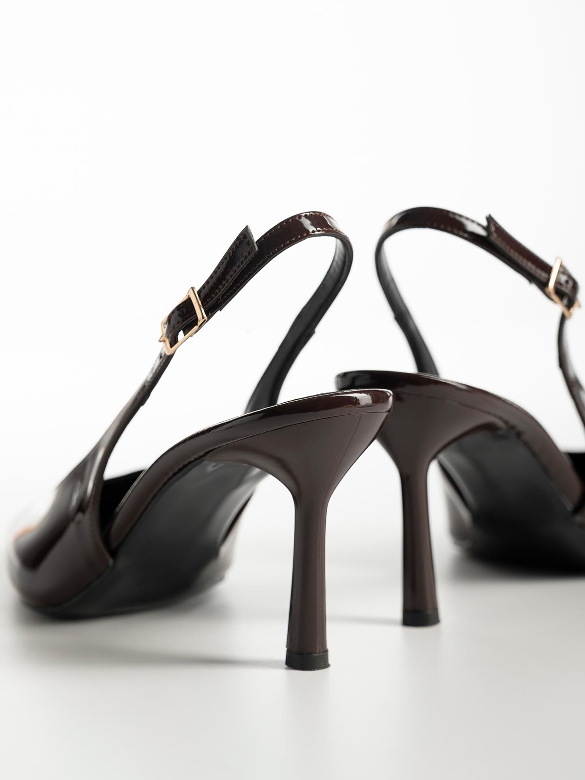 Γόβες slingback λουστρίνι μυτερές με λεπτό τακούνι