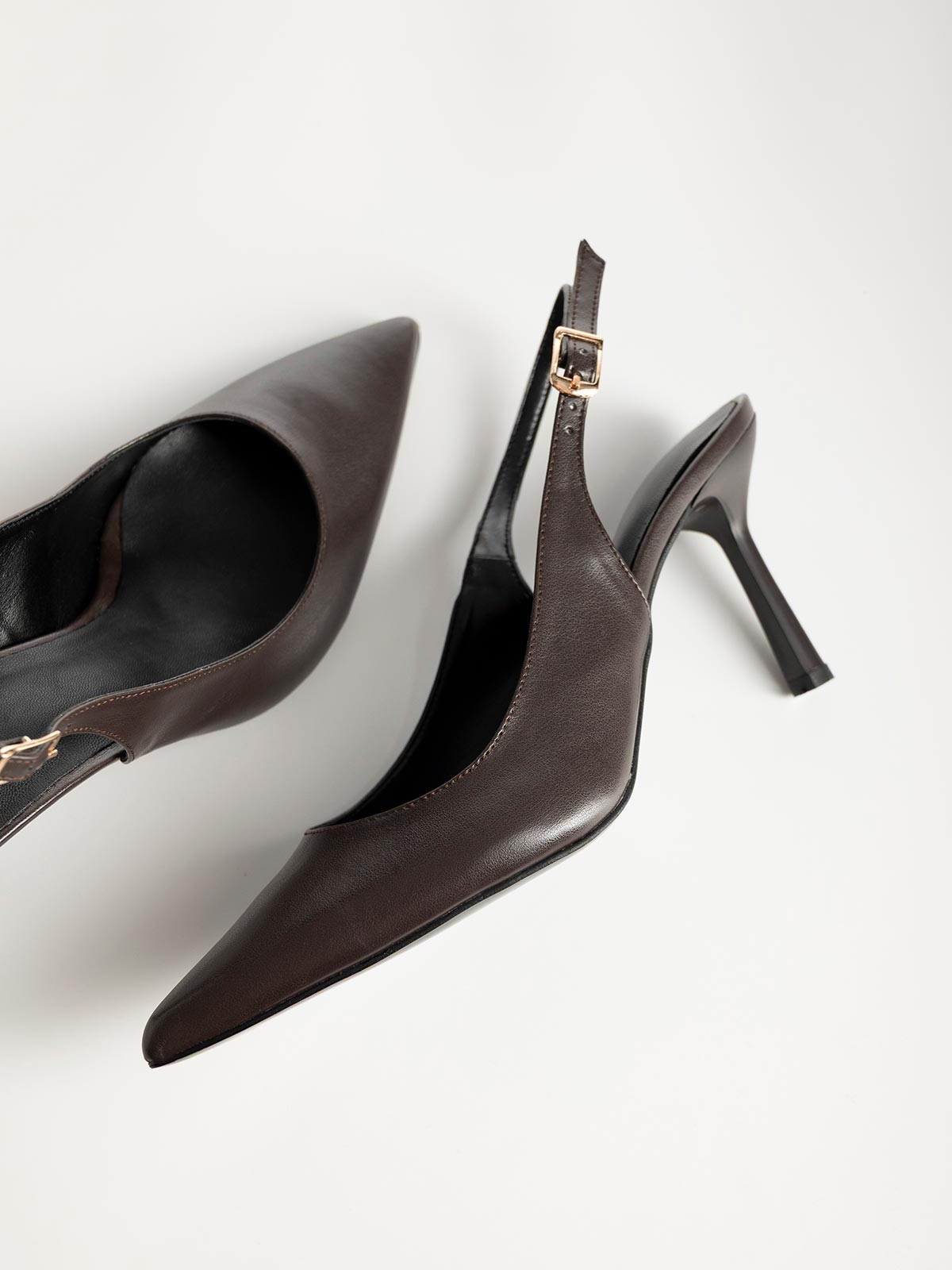 Μυτερές γόβες slingback με λεπτό τακούνι