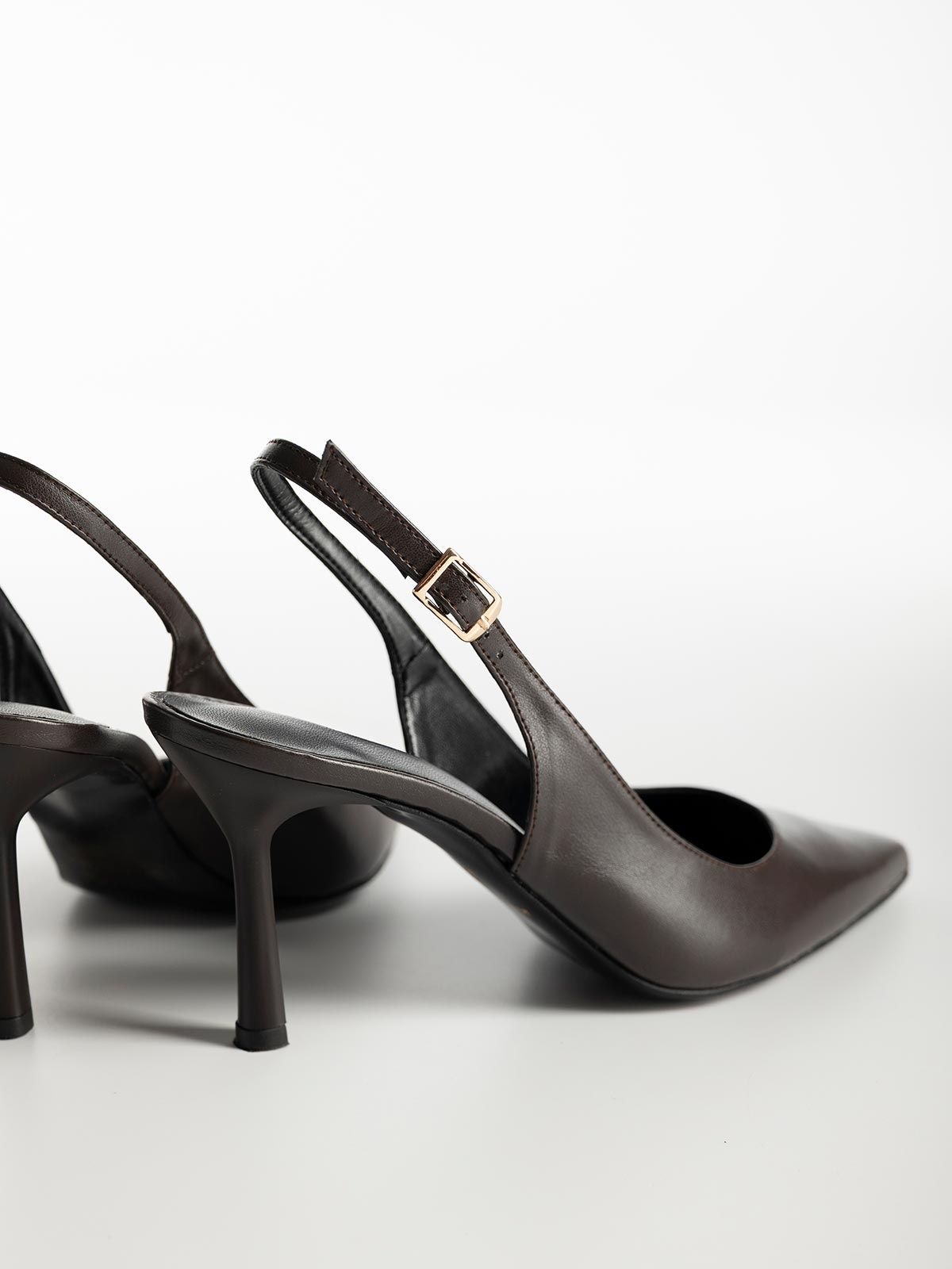 Μυτερές γόβες slingback με λεπτό τακούνι