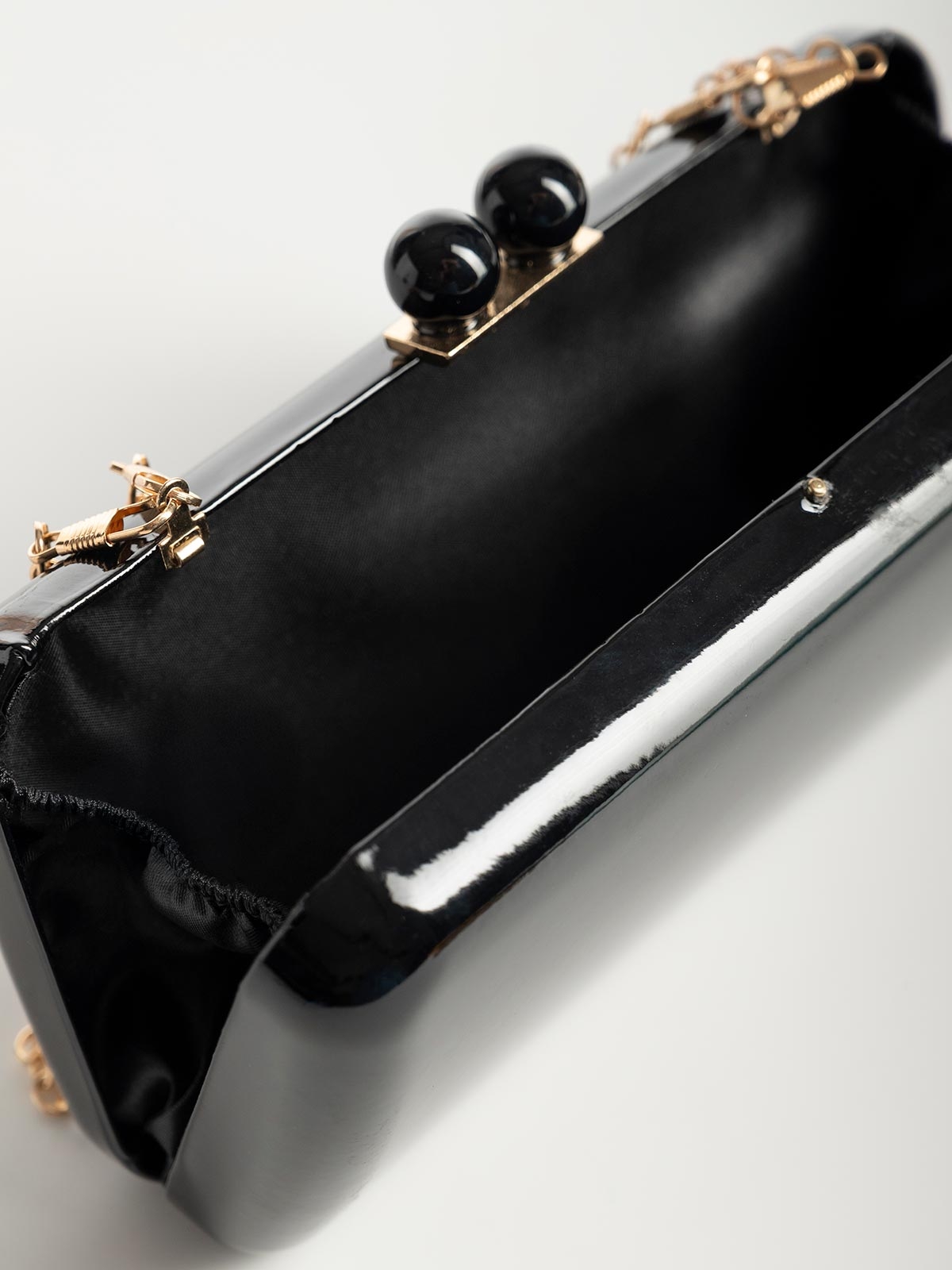 Clutch λουστρίνι με αποσπώμενη αλυσίδα
