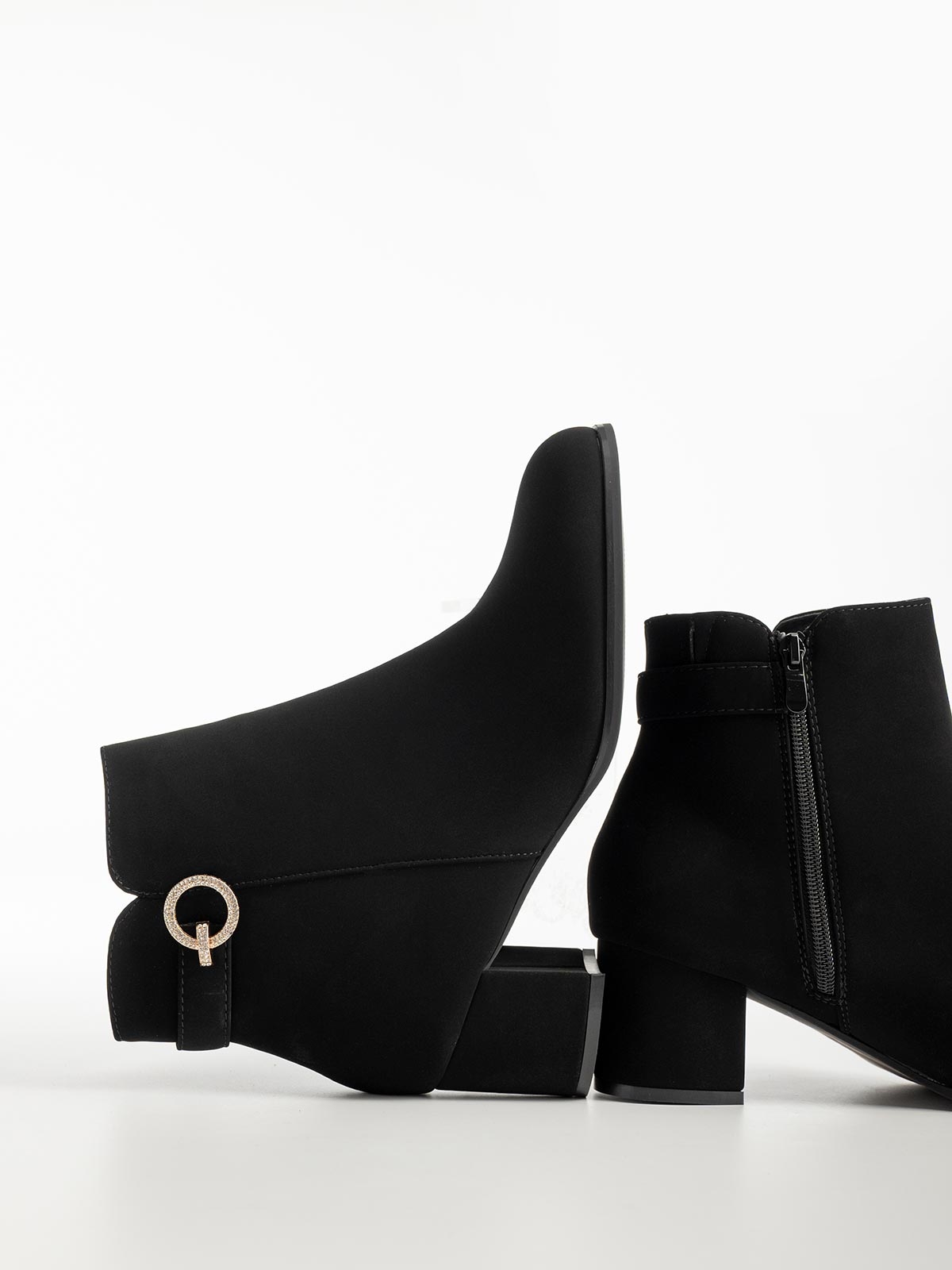 Γυναικεία suede μποτάκια με strass αγκράφα
