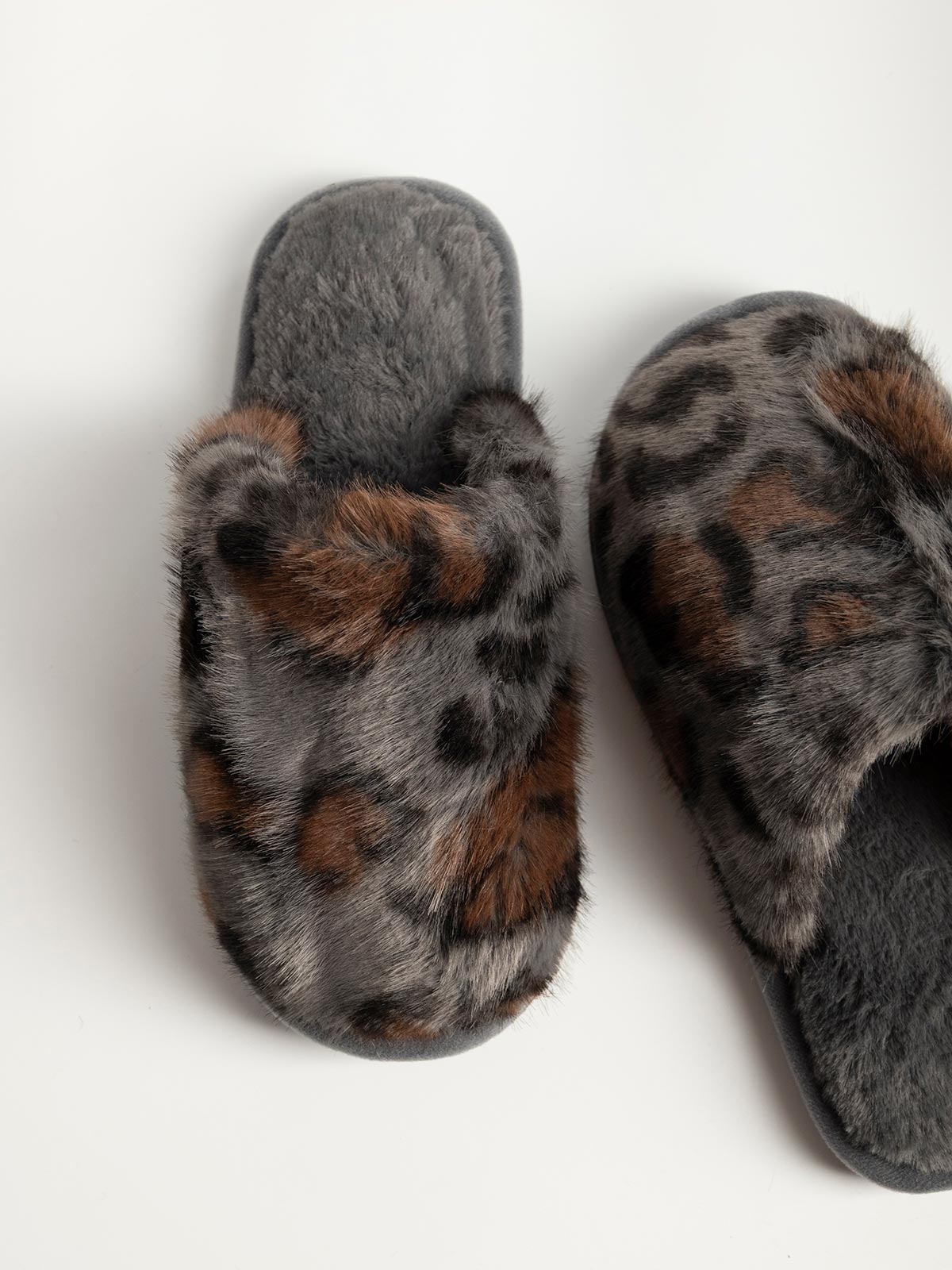 Γυναικείες γούνινες παντόφλες με animal print