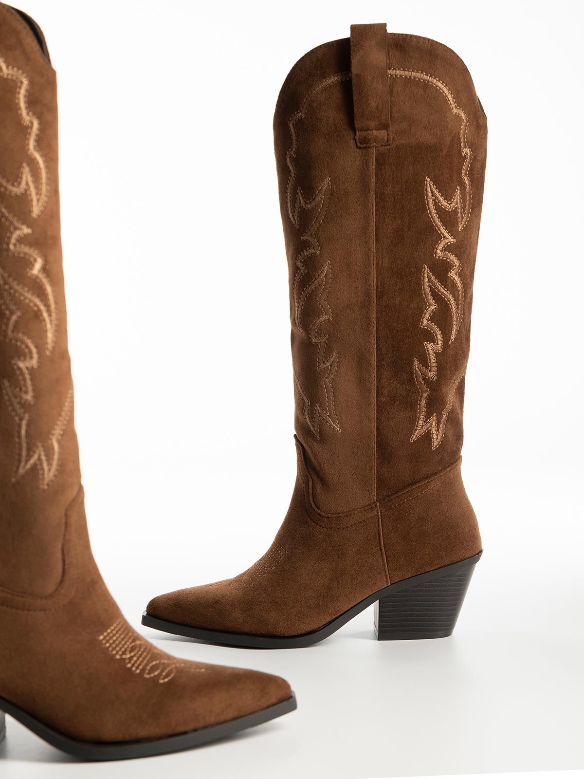 Suede cowboy μπότες με διακοσμητικές ραφές