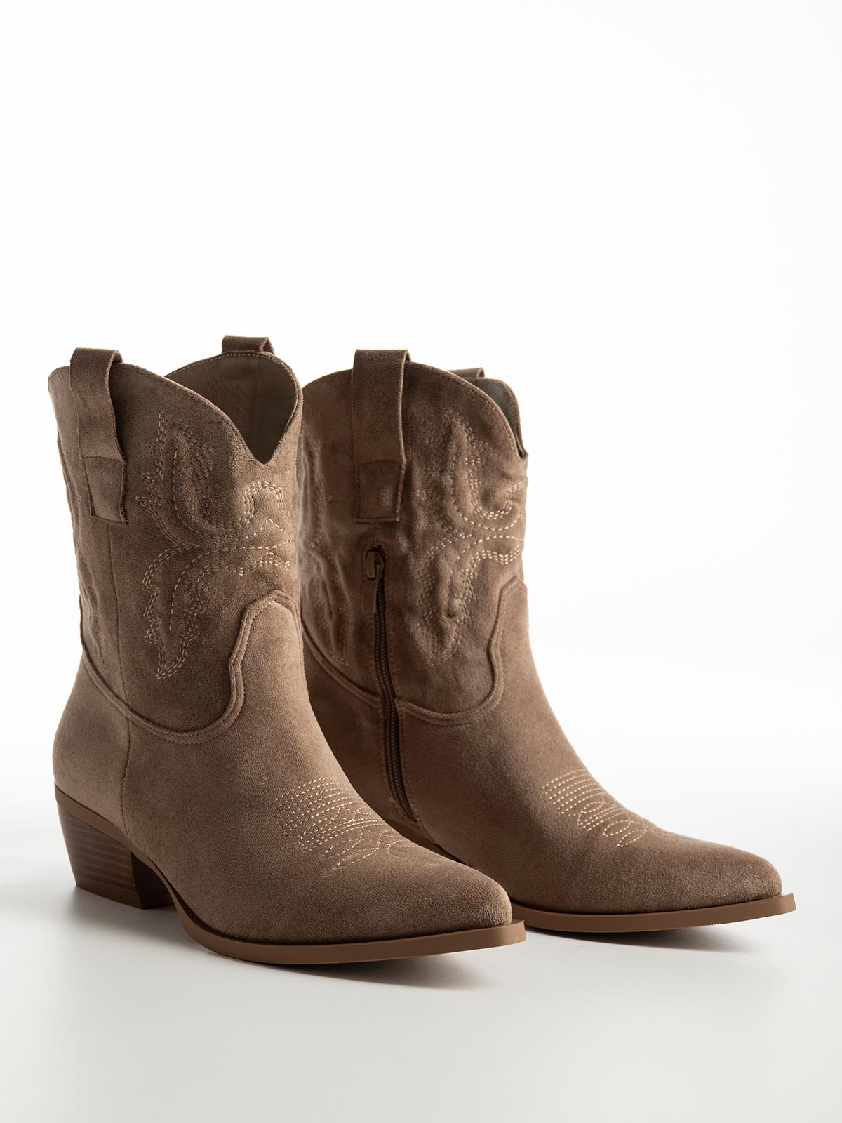 Μυτερό suede cowboy μποτάκι με χοντρό τακούνι