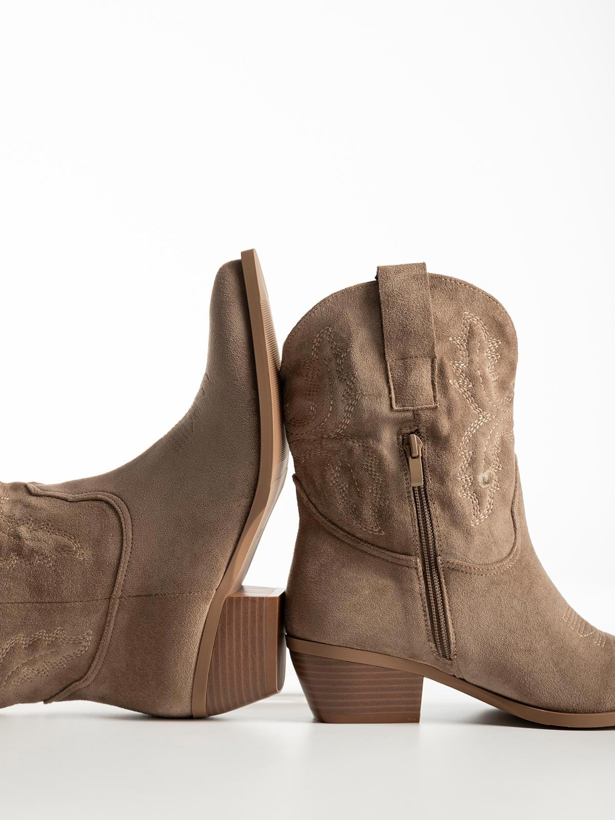 Μυτερό suede cowboy μποτάκι με χοντρό τακούνι