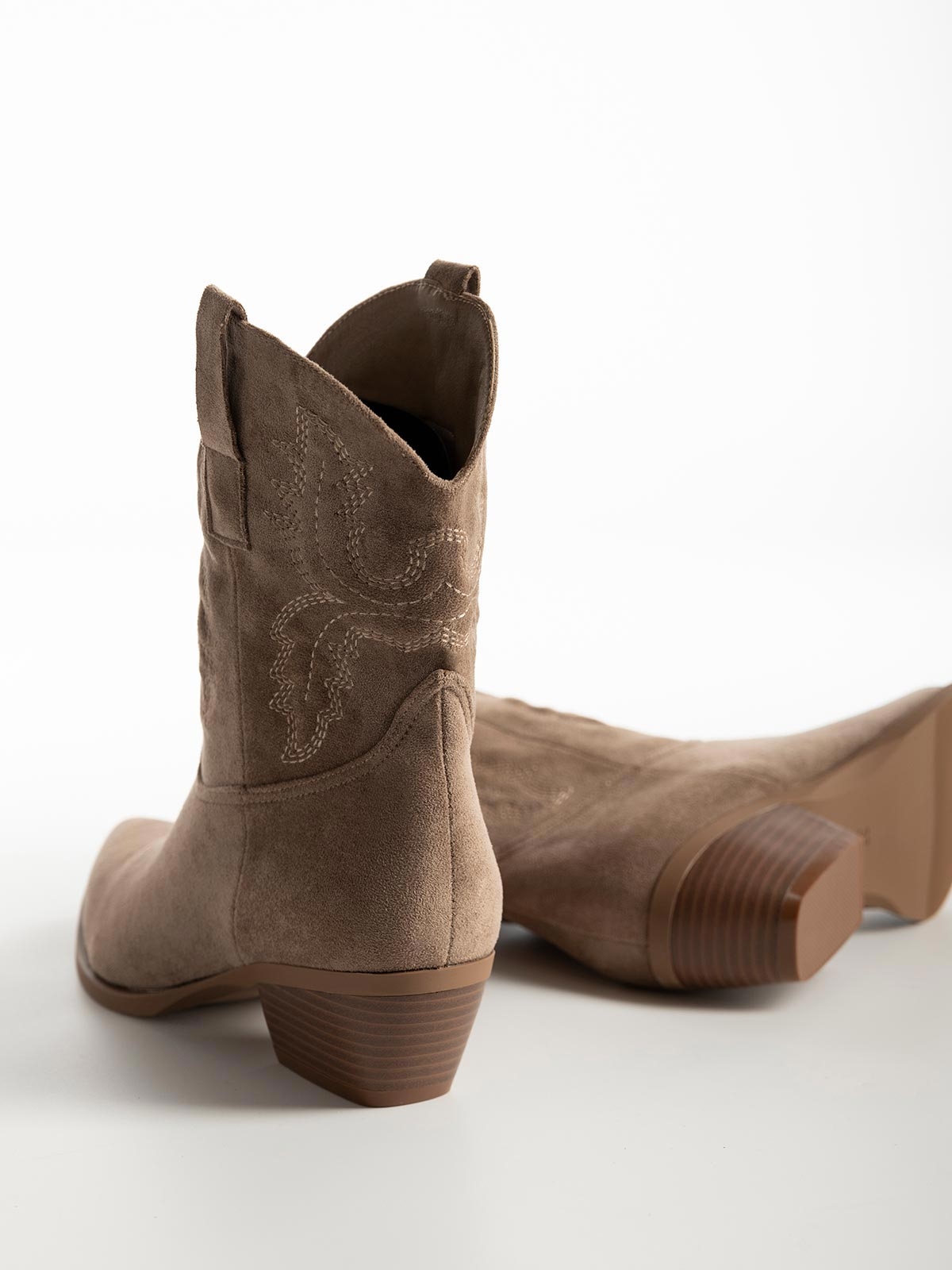 Μυτερό suede cowboy μποτάκι με χοντρό τακούνι