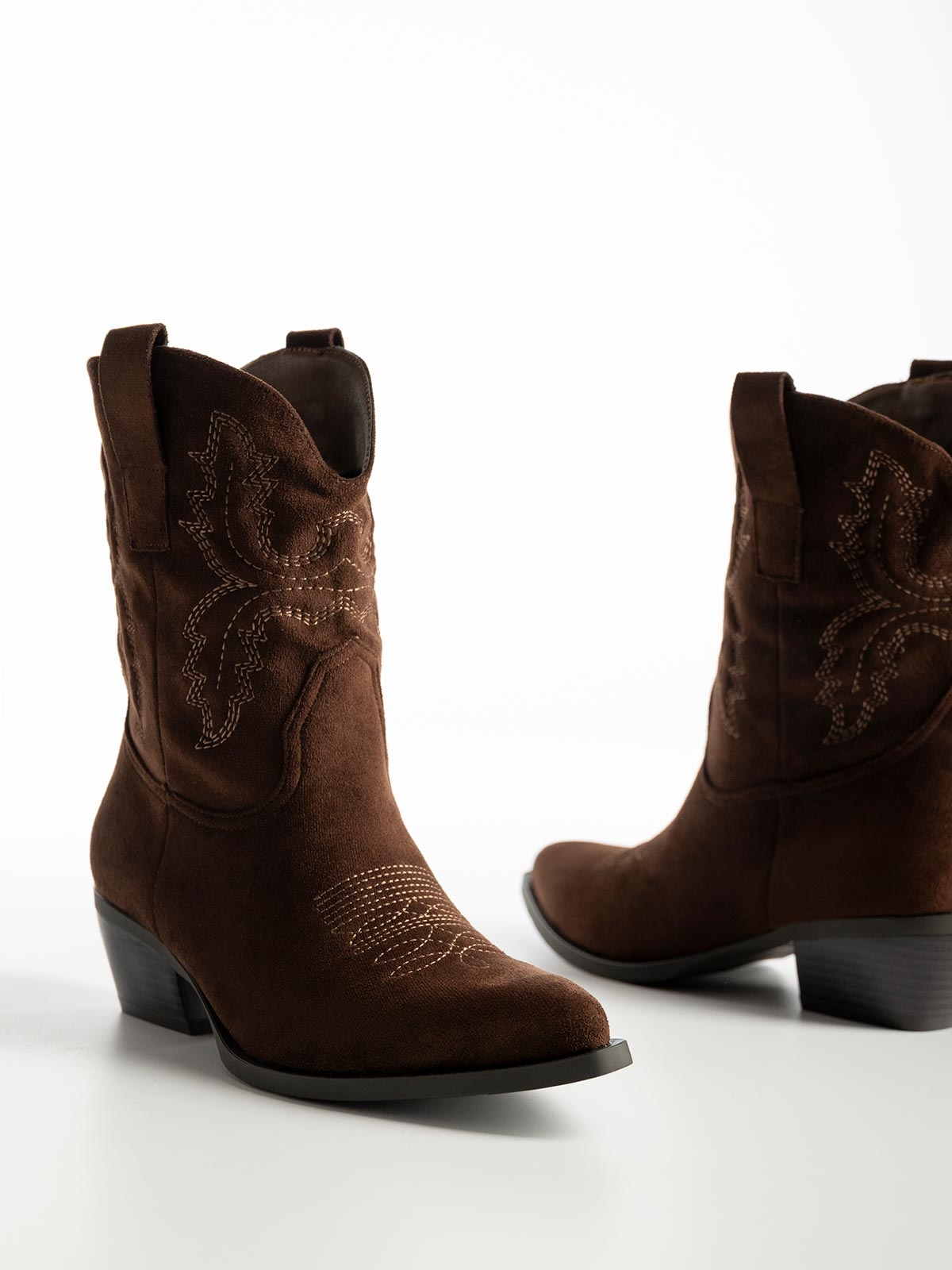 Μυτερό suede cowboy μποτάκι με χοντρό τακούνι