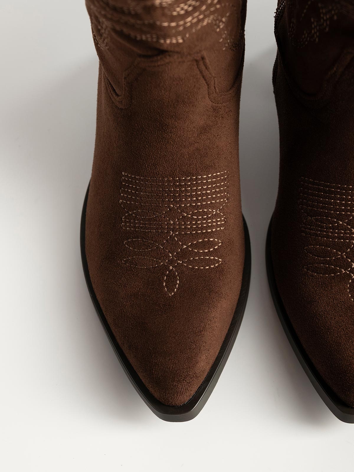 Μυτερό suede cowboy μποτάκι με χοντρό τακούνι