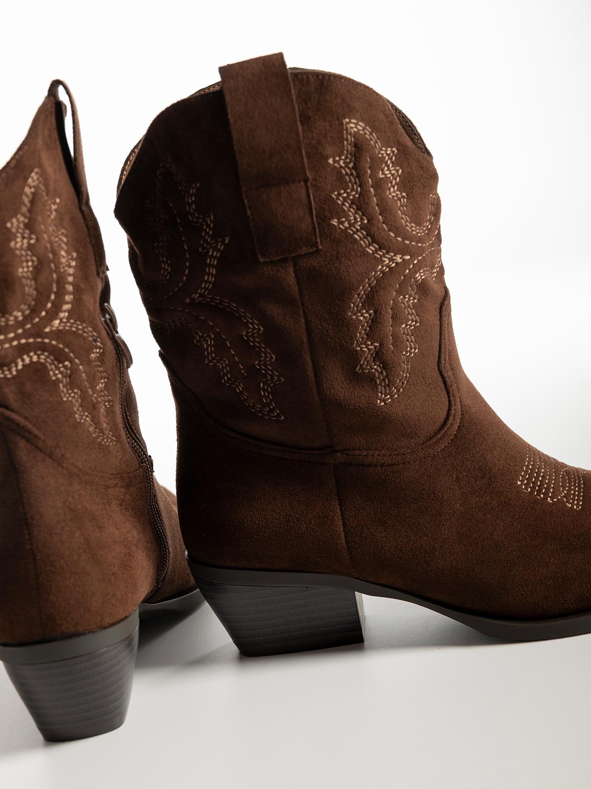 Μυτερό suede cowboy μποτάκι με χοντρό τακούνι