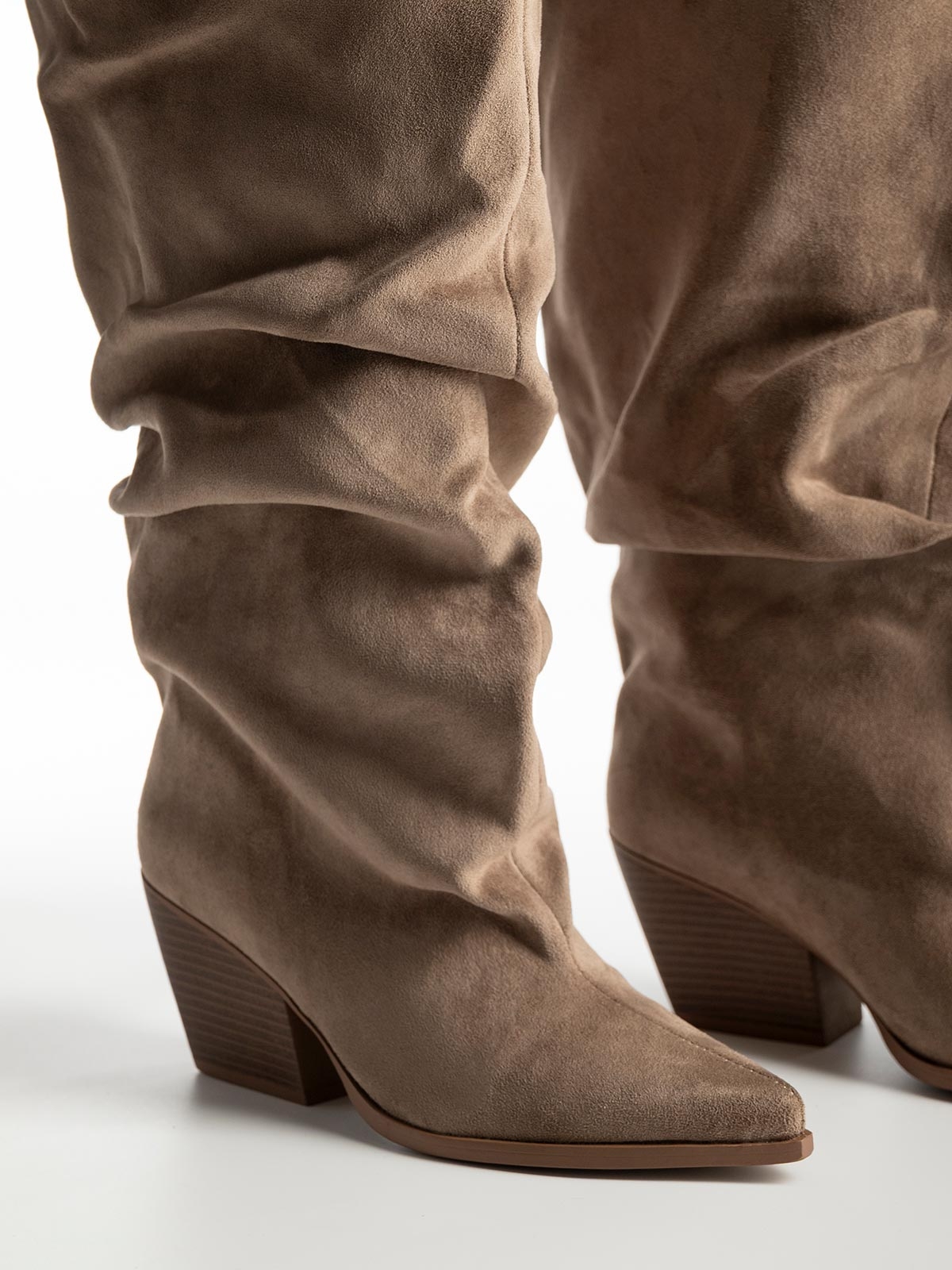 Μυτερές suede μπότες με σούρες & φαρδιά γραμμή