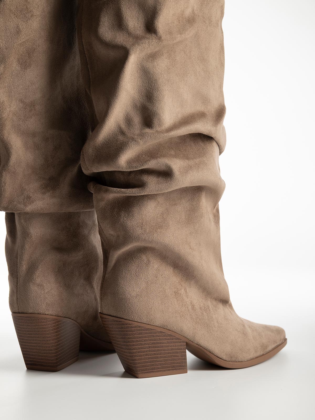 Μυτερές suede μπότες με σούρες & φαρδιά γραμμή