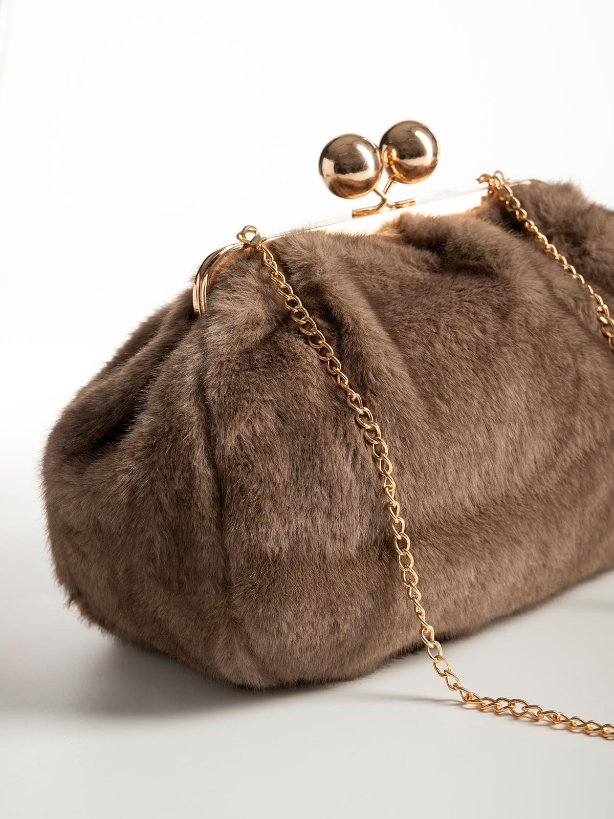 Γυναικείο γούνινο clutch με στρογγυλό μεταλλικό κούμπωμα