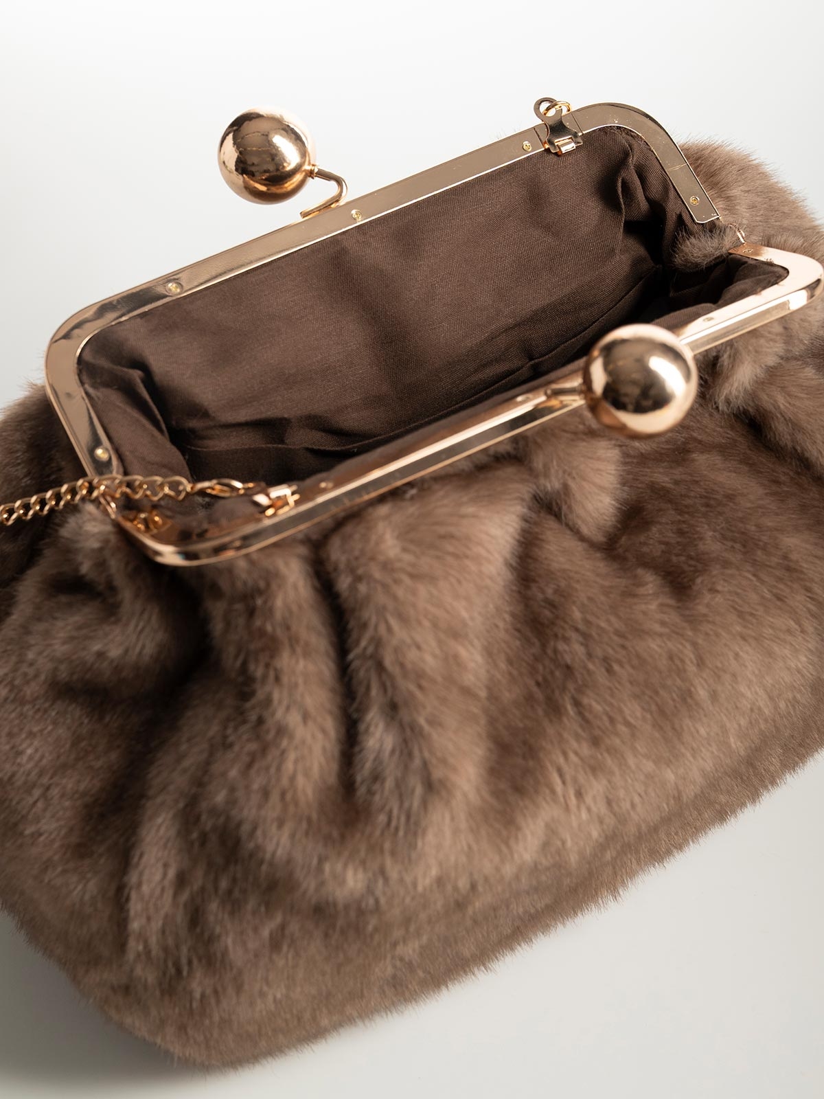 Γυναικείο γούνινο clutch με στρογγυλό μεταλλικό κούμπωμα