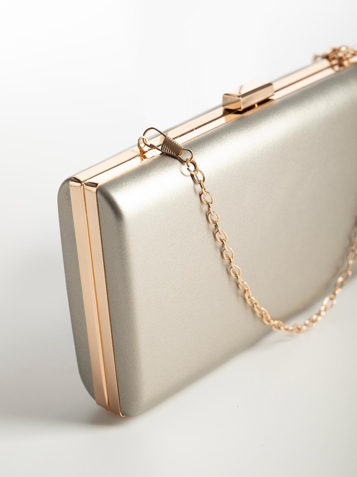Γυναικείο clutch με μεταλλικό πλαίσιο & αλυσίδα