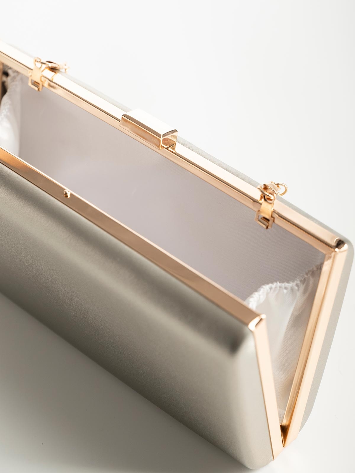 Γυναικείο clutch με μεταλλικό πλαίσιο & αλυσίδα