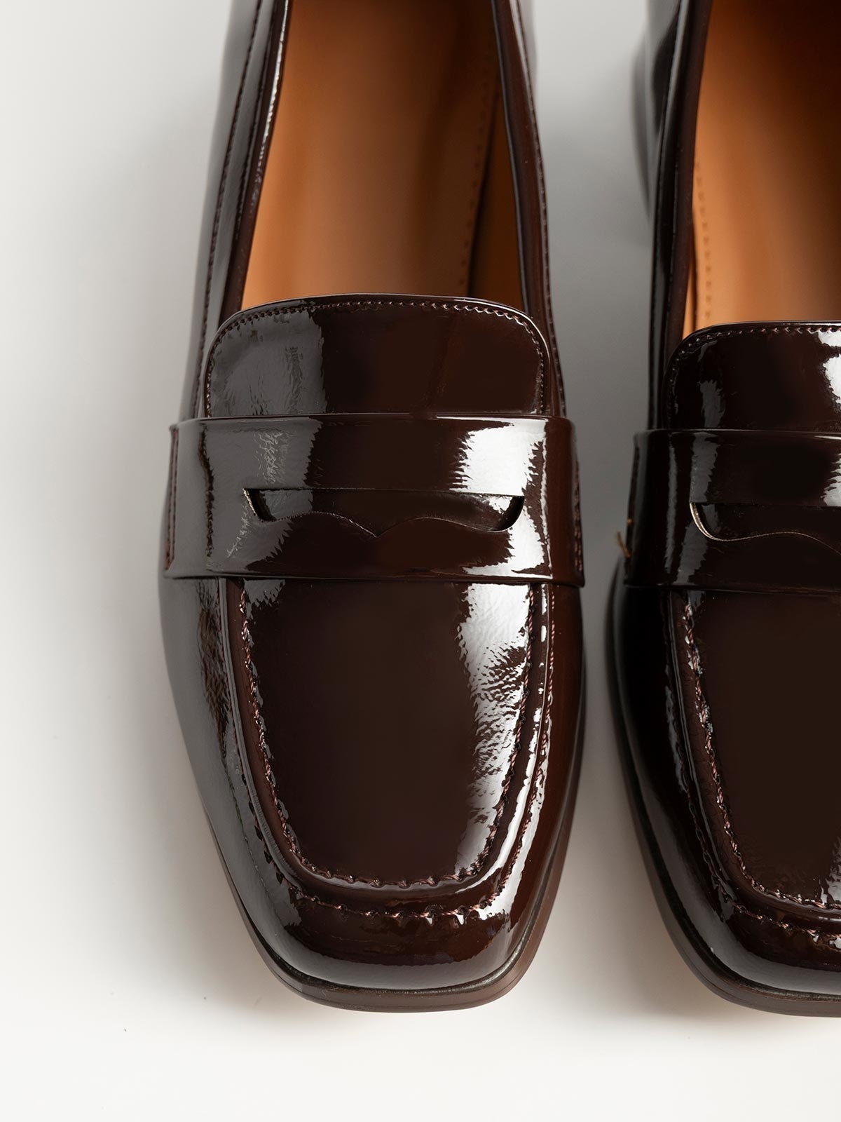 Loafers λουστρίνι με φάσα & χαμηλό χοντρό τακούνι